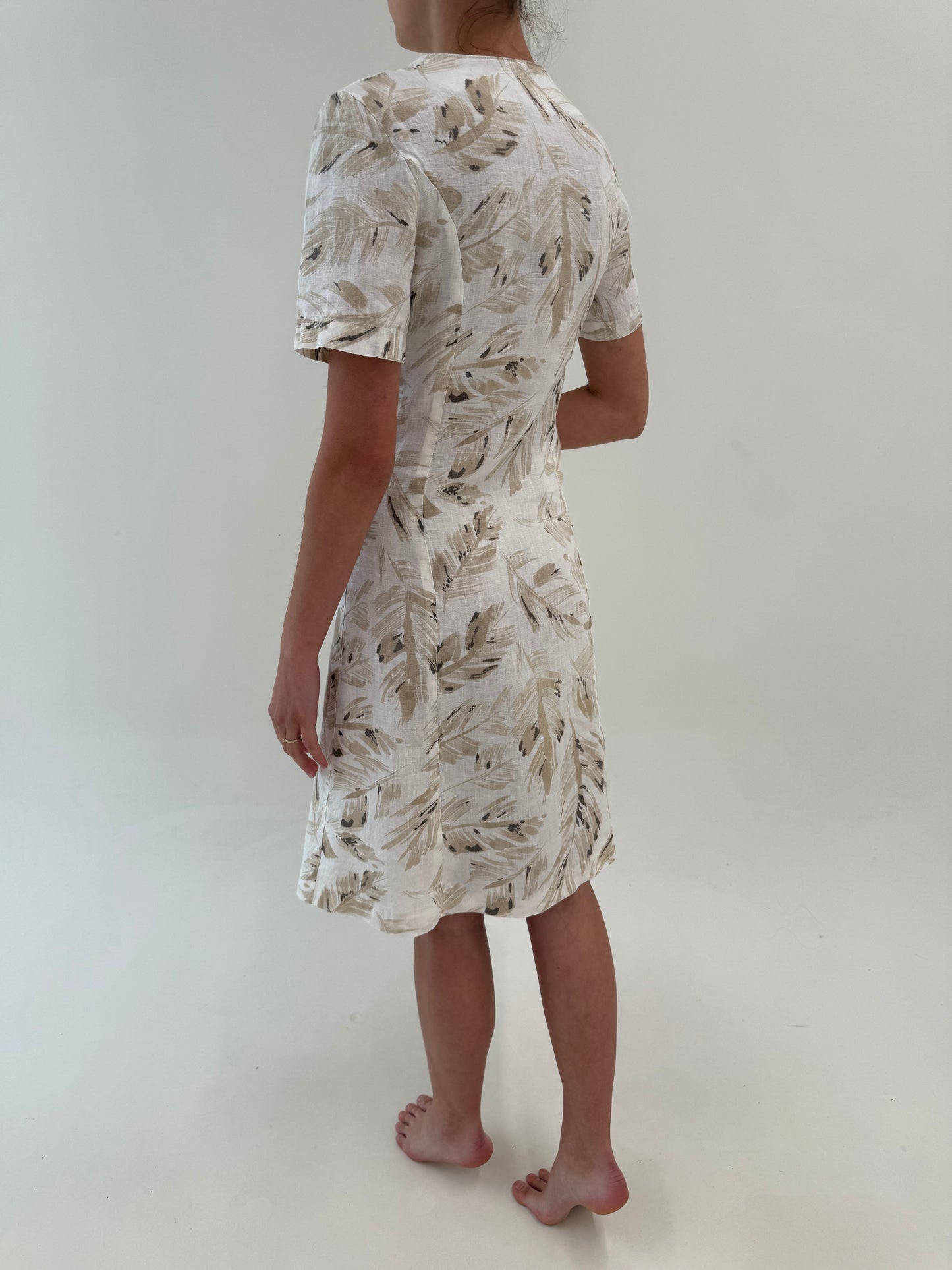 Rochie italiană din in premium cu print delicat în nuanțe neutre și talie marcată