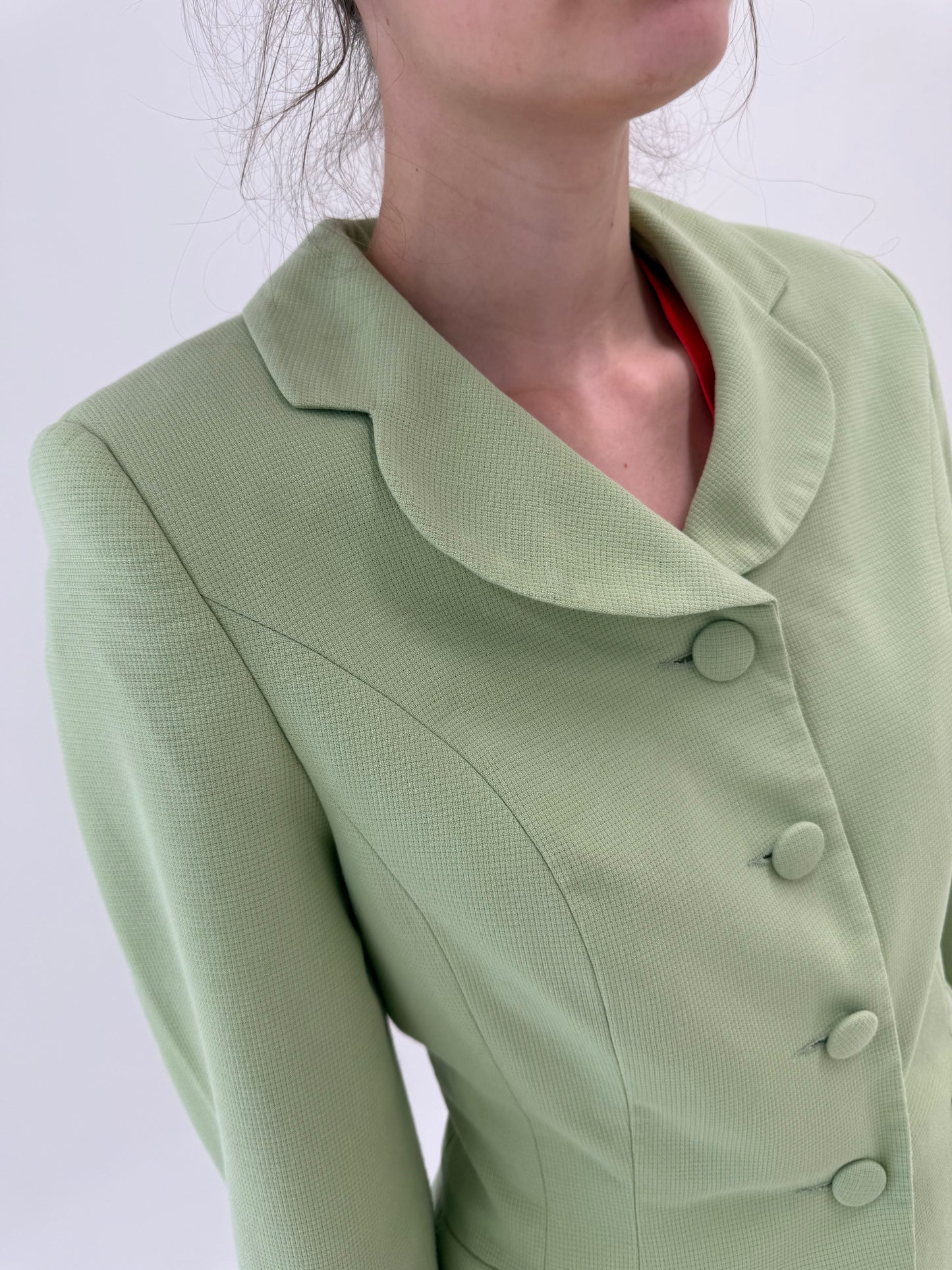 Sacou cambrat verde fistic din seersucker in croi cambrat cu revere rotunjite