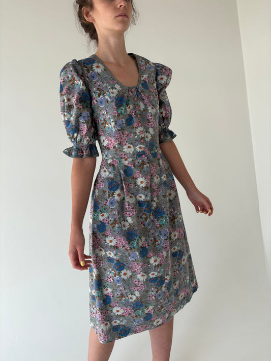 Rochie vintage din pânză cu corsaj și lucrătură manuală
