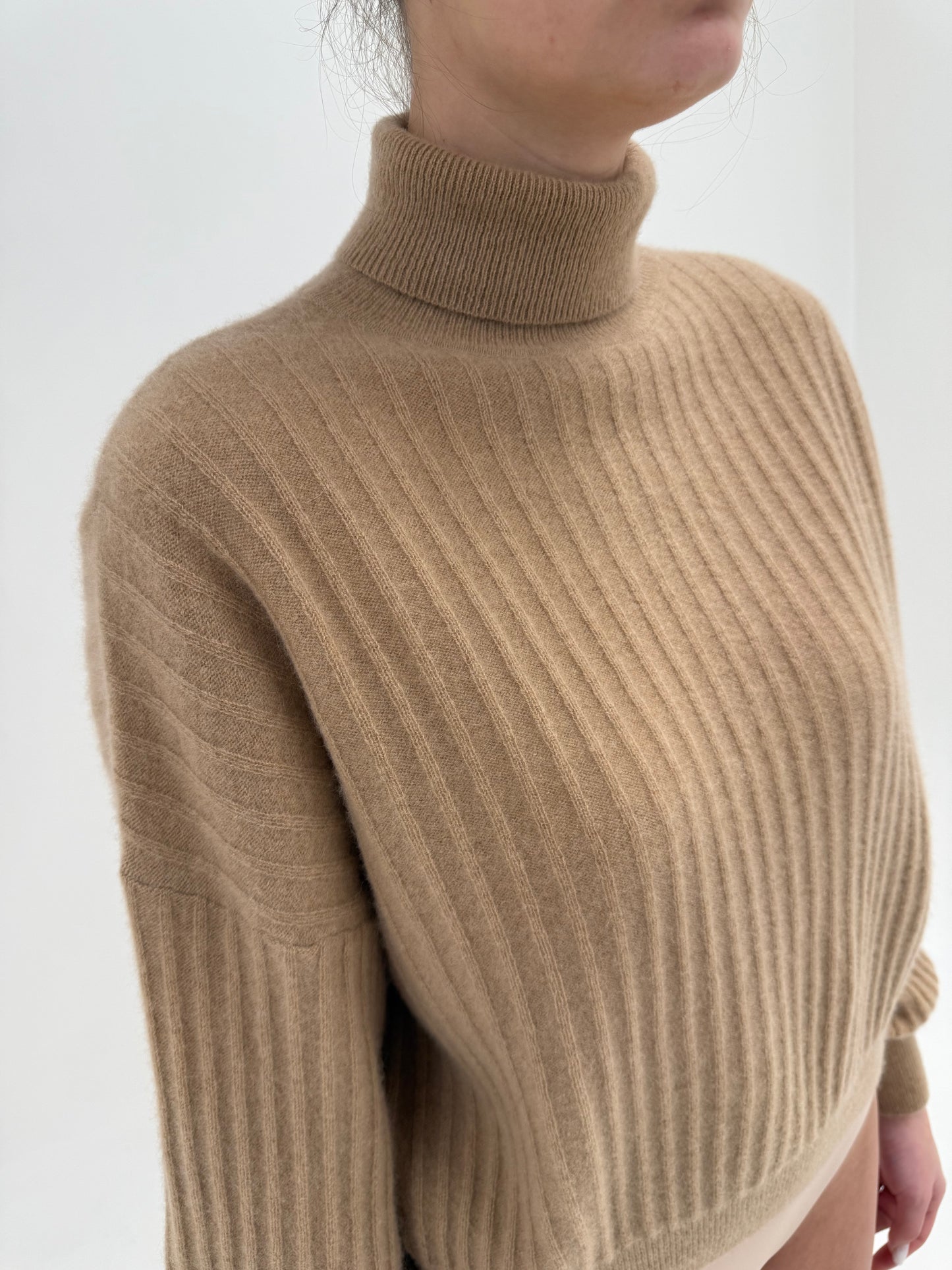 Maleta camel din cașmir excepțional ribbed cu mânecă amplă și manșete ultra înalte