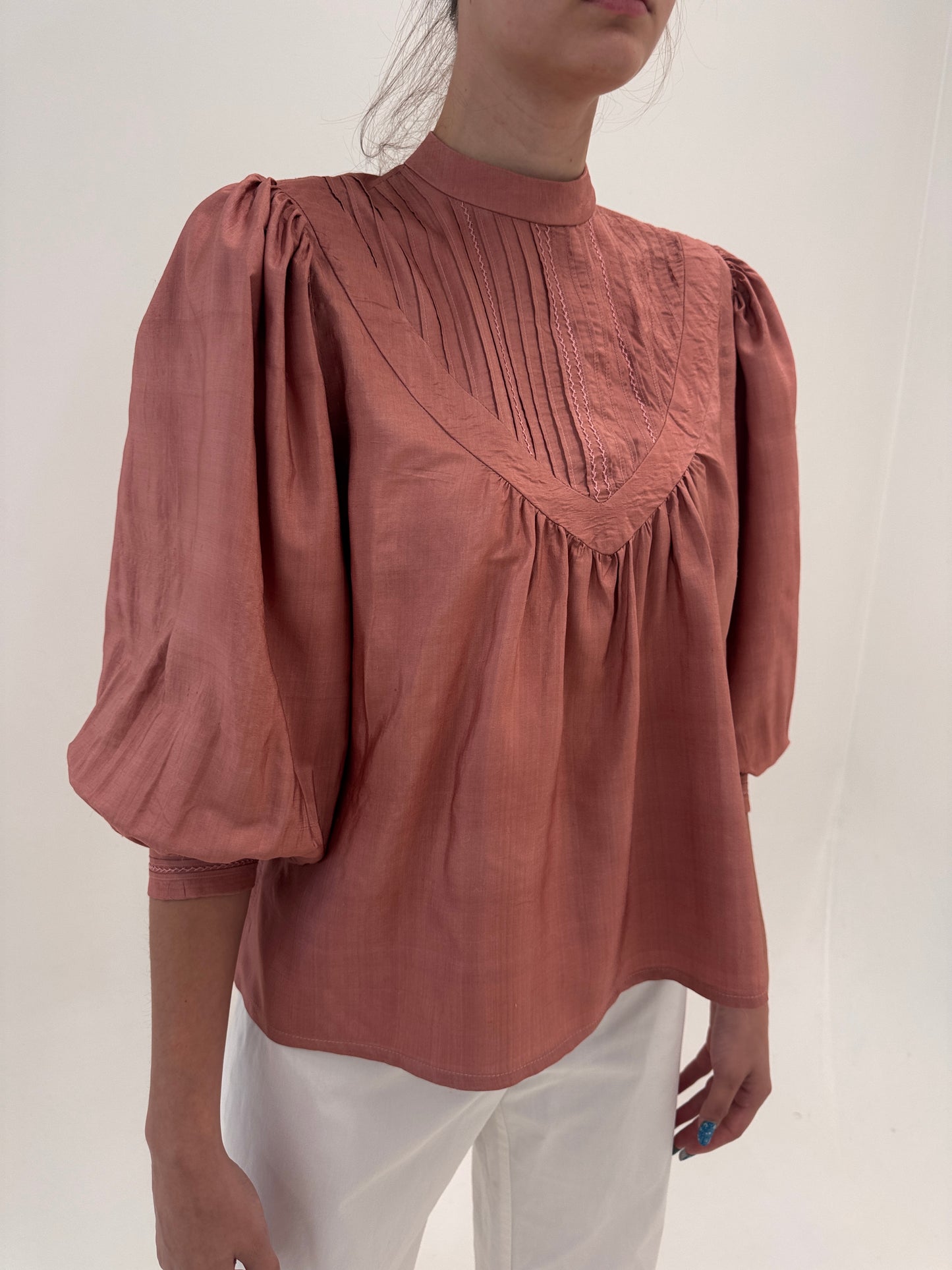 Cămașa vintage chestnut brown din mătase naturală în croi amplu și mâneci bufante