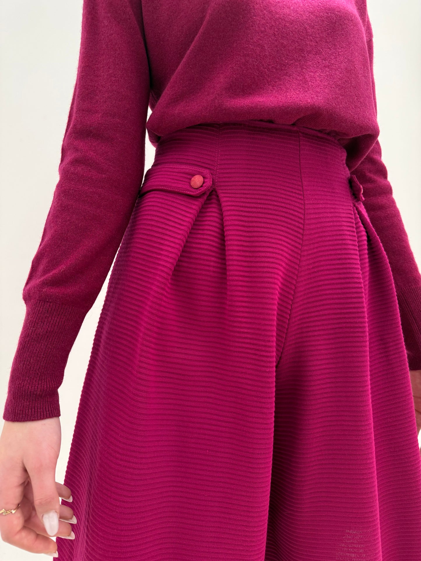 Pantaloni magenta cu talie extrem de înaltă și pense