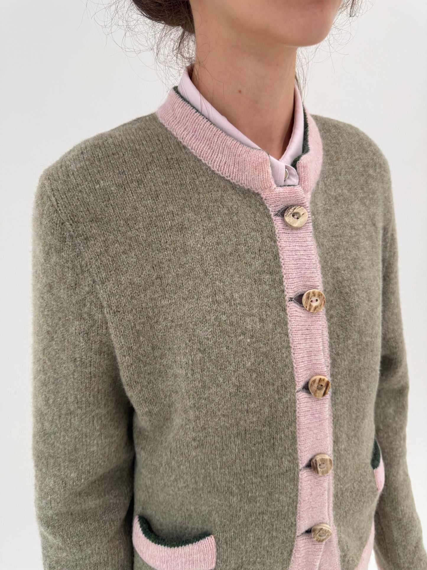 Cardigan super gros cu paspoal roz pudrat din lana pura