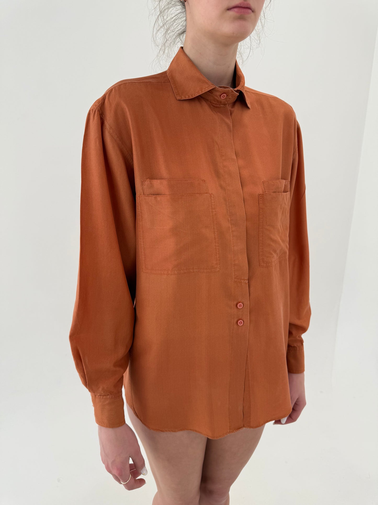 Cămașa rust orange din mătase naturală în croi retro modern