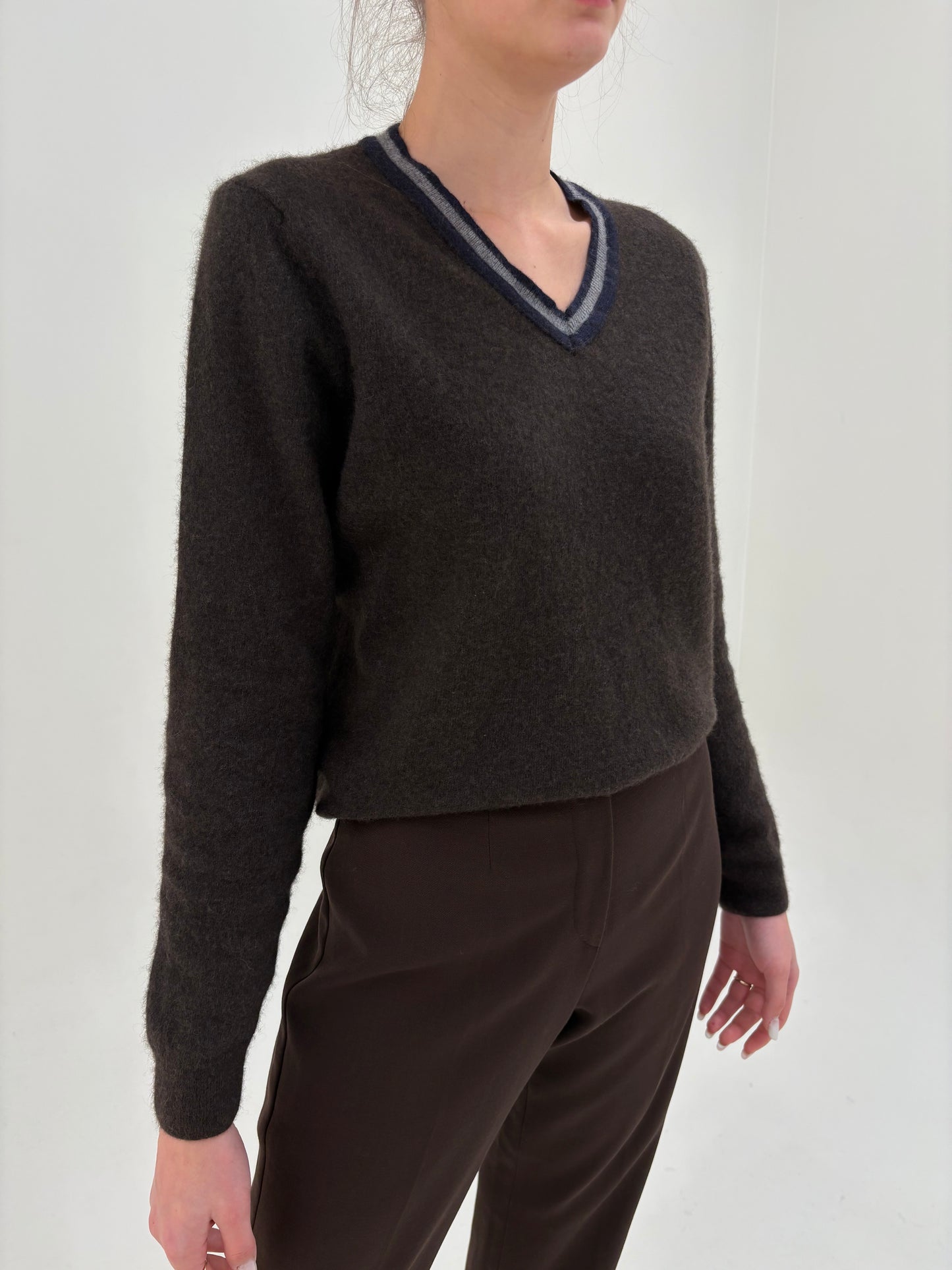 Pulover dark chocolate brown Hugo Boss din lana extrafina în anchior