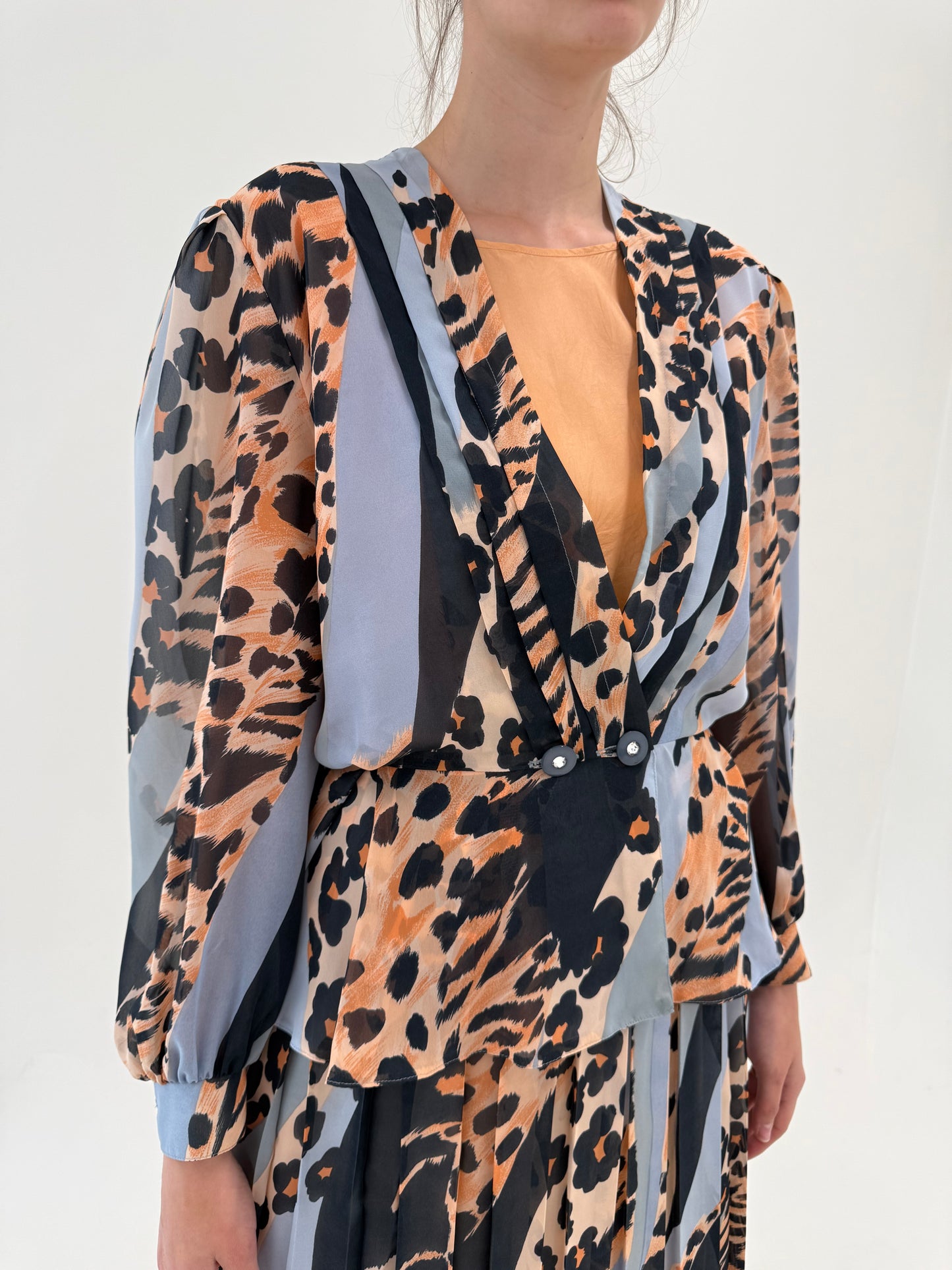 Set vintage cu animal print stilizat și fustă midi în A cu sacou / top cambrat