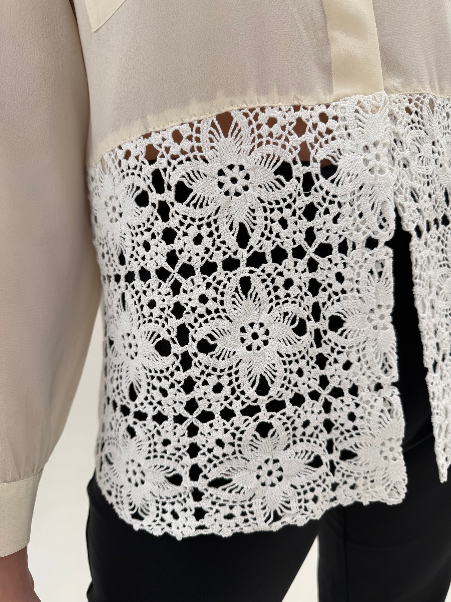 Cămașa din mătase naturală cu dantelă macrame lucrată manual