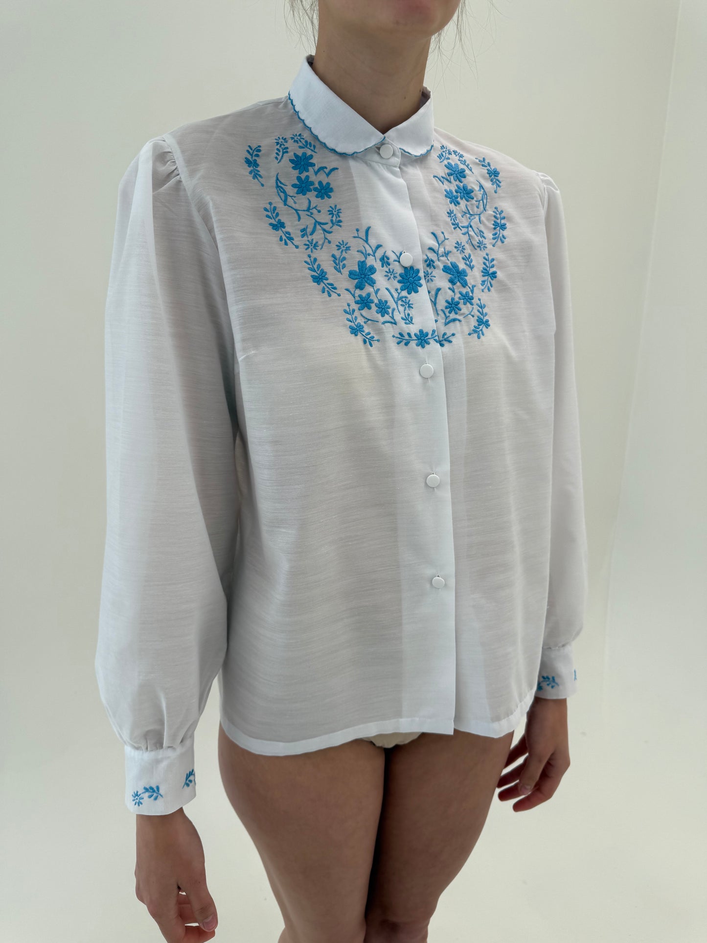 Cămașa vintage din panzica de bumbac cu broderie superbă albastru ciel