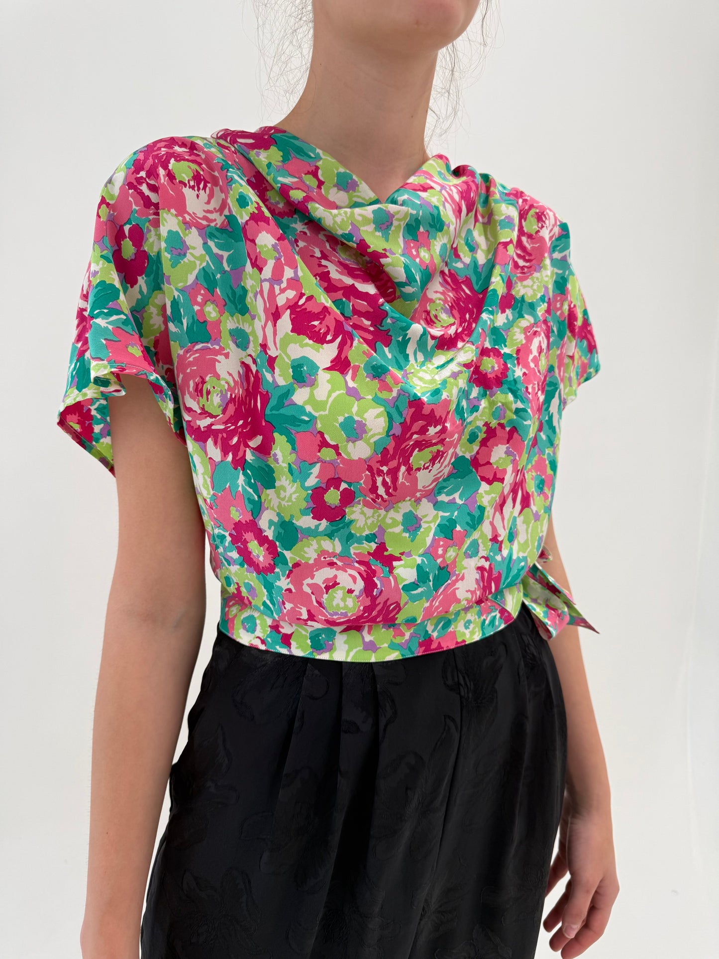 Top exceptional cu bust drapat din mătase naturală și print floral superb
