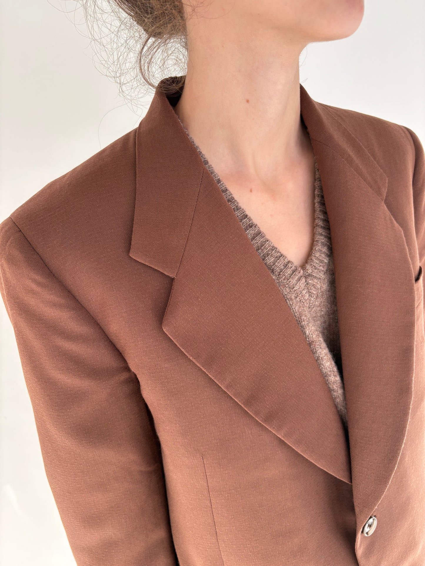 Sacou chocolate brown din lana ușor structurată în croi actual