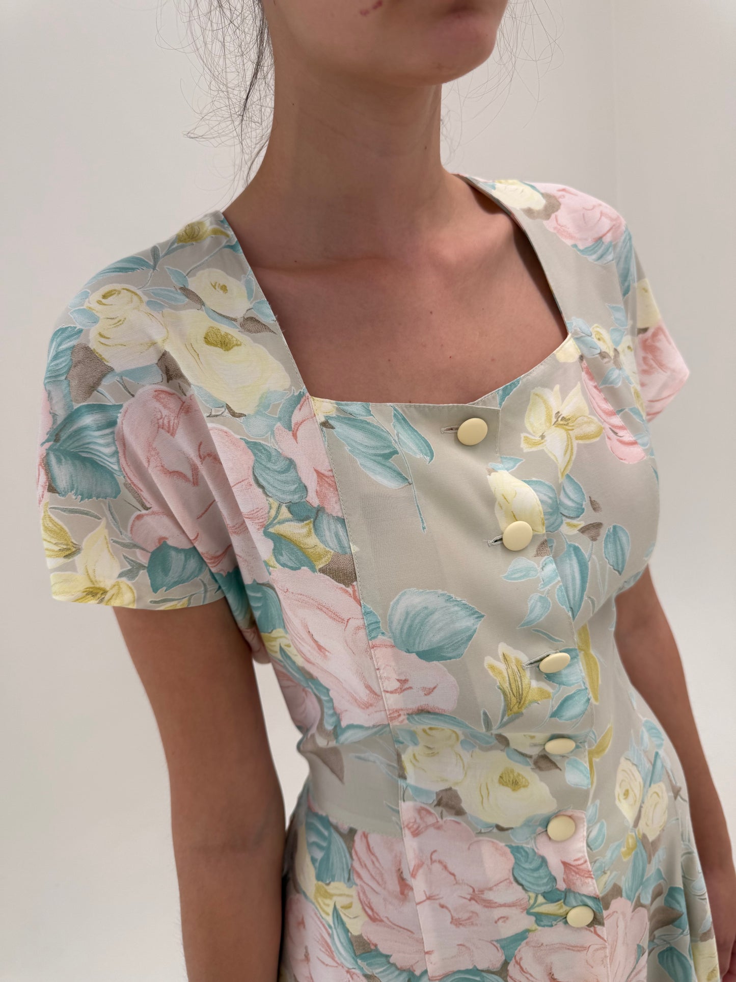 Rochie maxi cu corsaj și print floral superb în culori pudrate