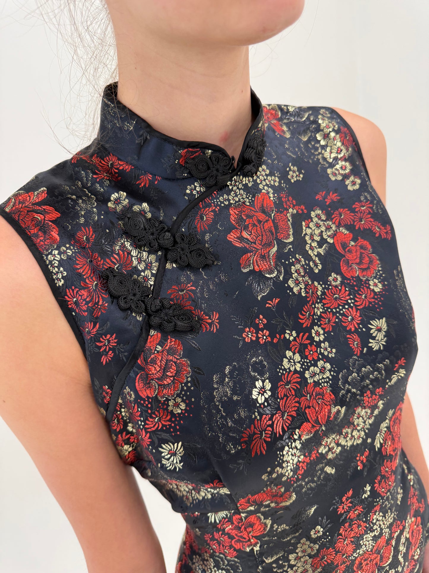 Rochie neagră din jacquard de mătase naturală cu influențe asiatice