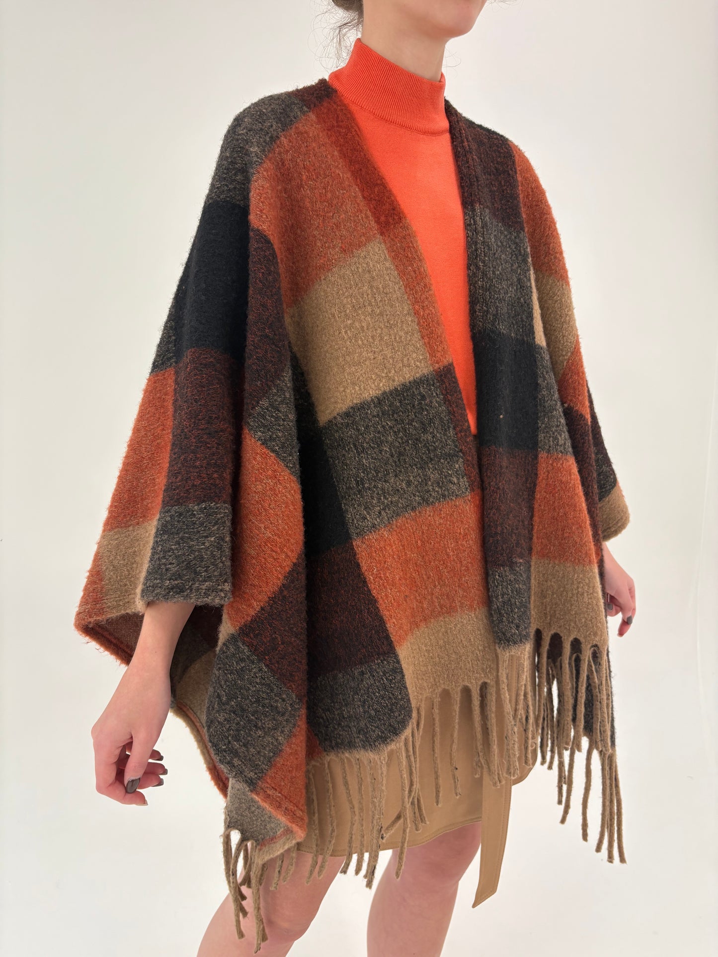 Capa groasă în nuanțe neutre din lana extrafina