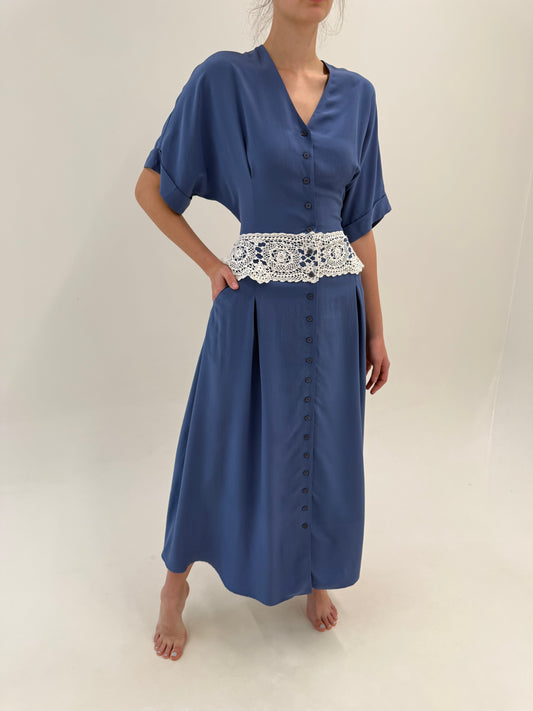Rochie maxi din mătase naturală dusty blue cu ‘peplum’ din macrame lucrat manual