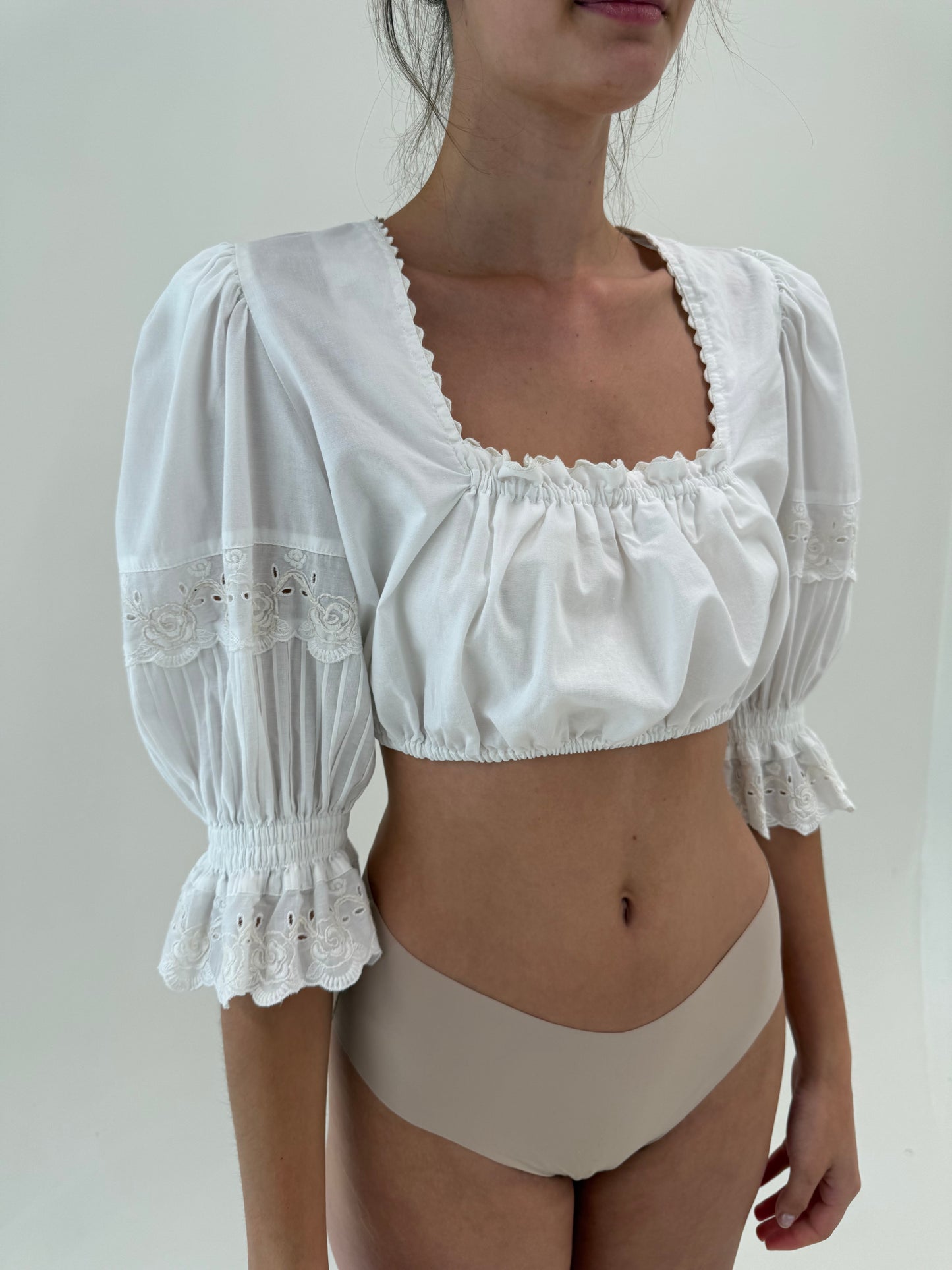 Top vintage cropped cu mâneci bufante, dantelă și broderie