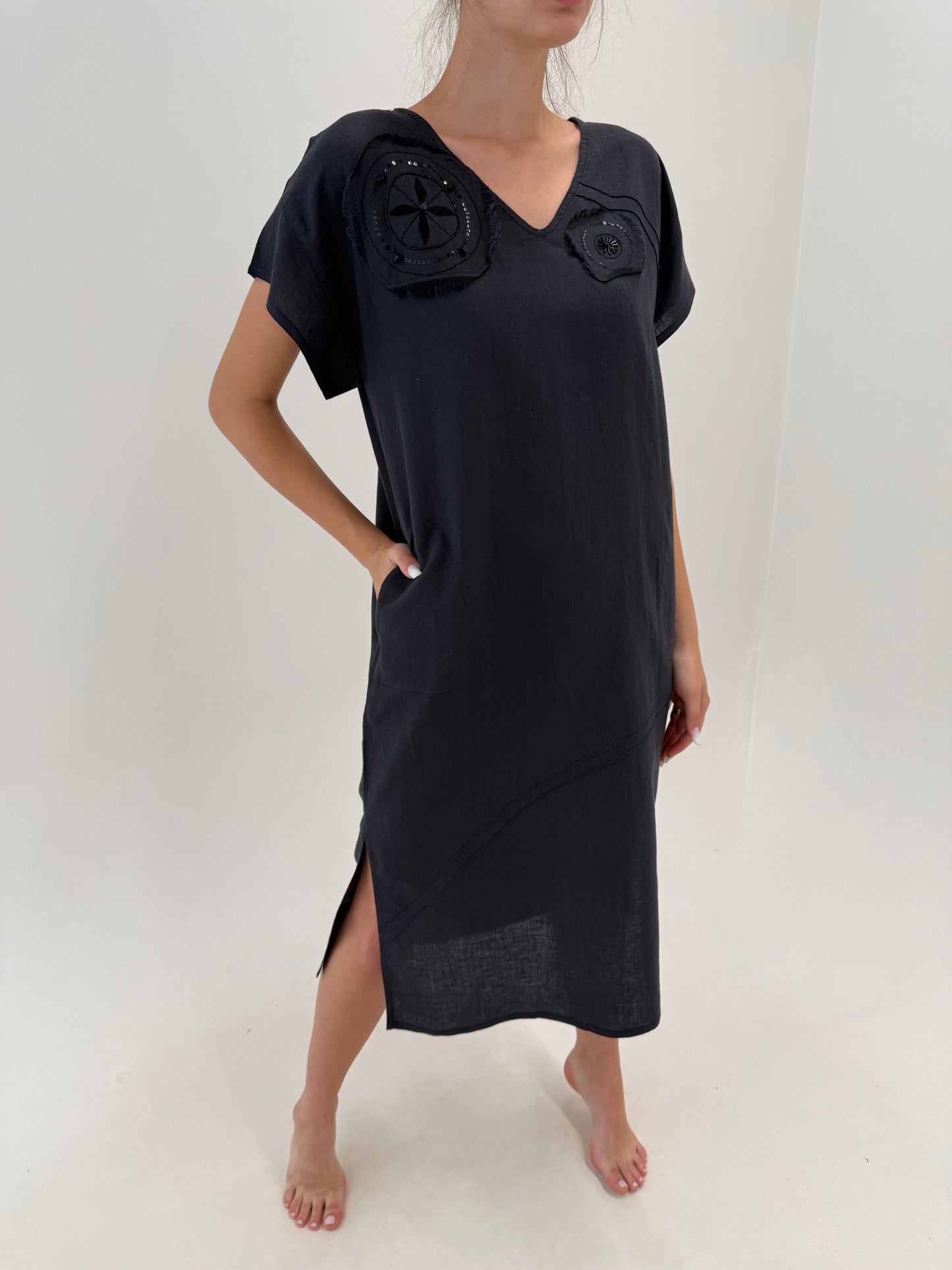 Rochie maxi din in excepțional cu buzunare în croi chic și aplicații manuale