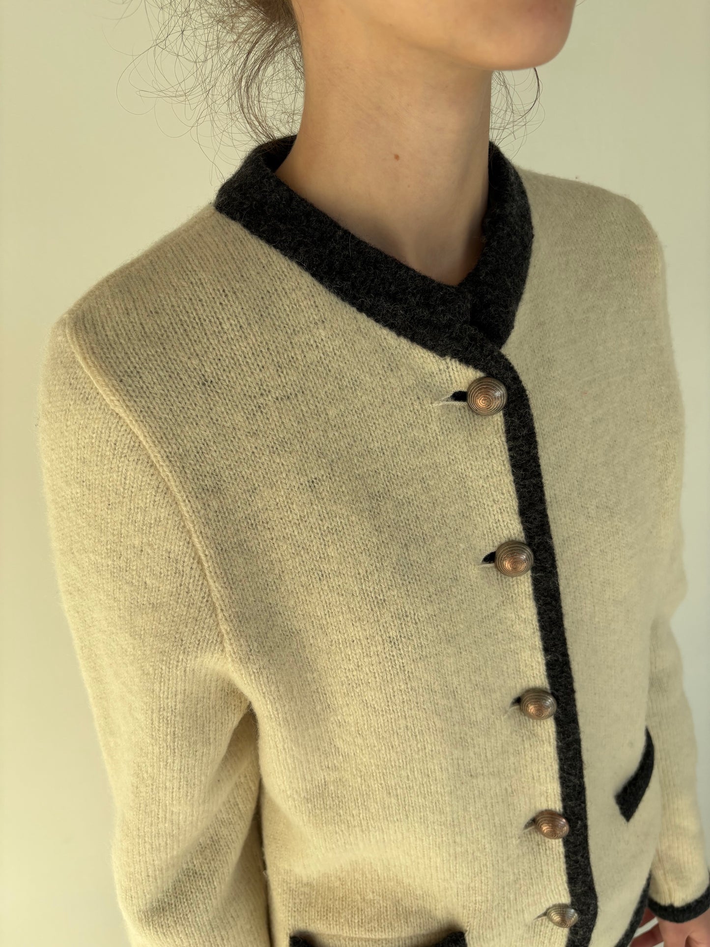 Jacheta butter white in stil Chanel din boiled wool