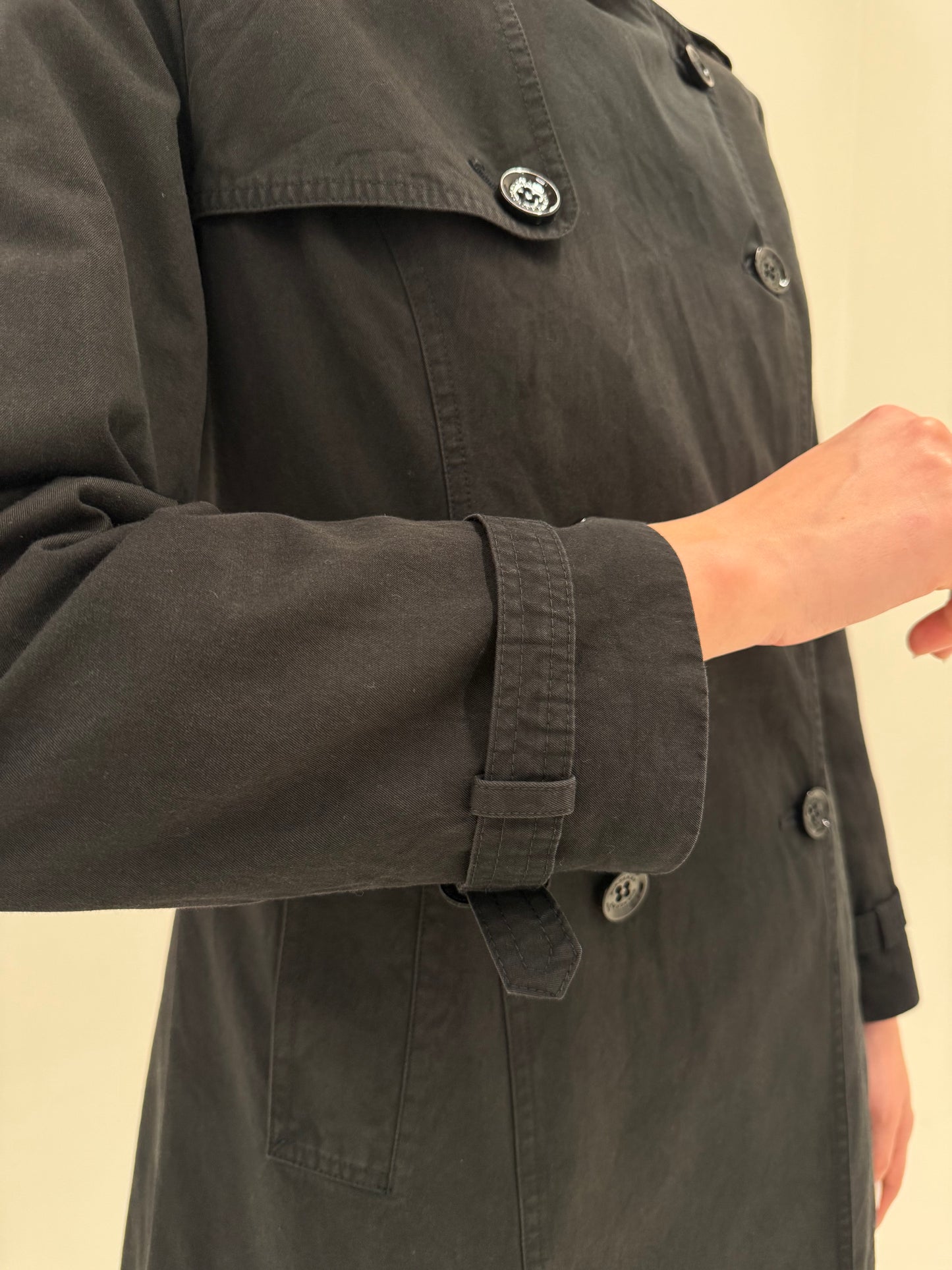 Trench Burberry negru din bumbac cu închidere dublă și interior de bumbac