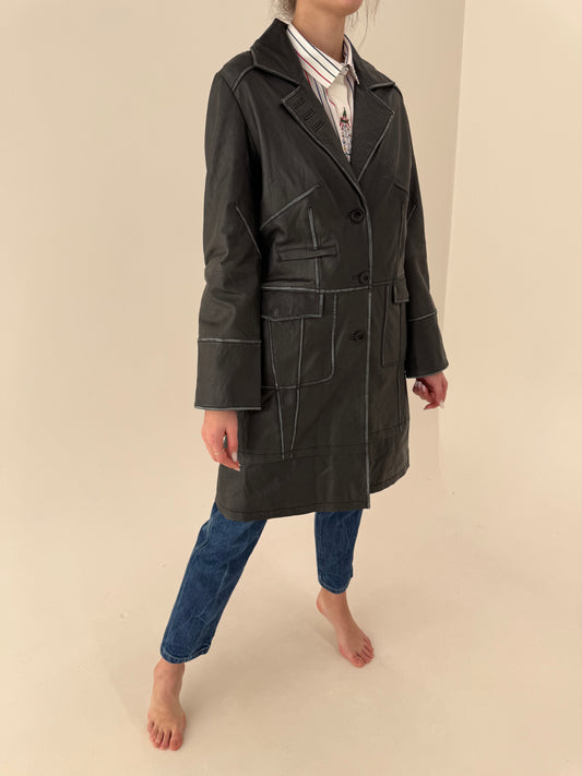 Trench cu lucrătură deosebită și talie ușor marcată din cea mai fină piele naturală