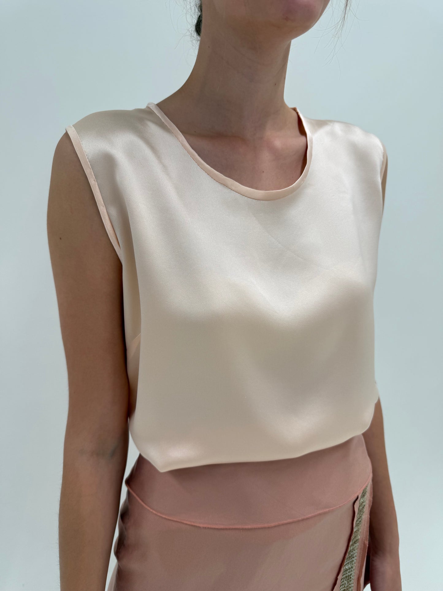 Top peach nude din twill de mătase naturală satinata în croi minimalist