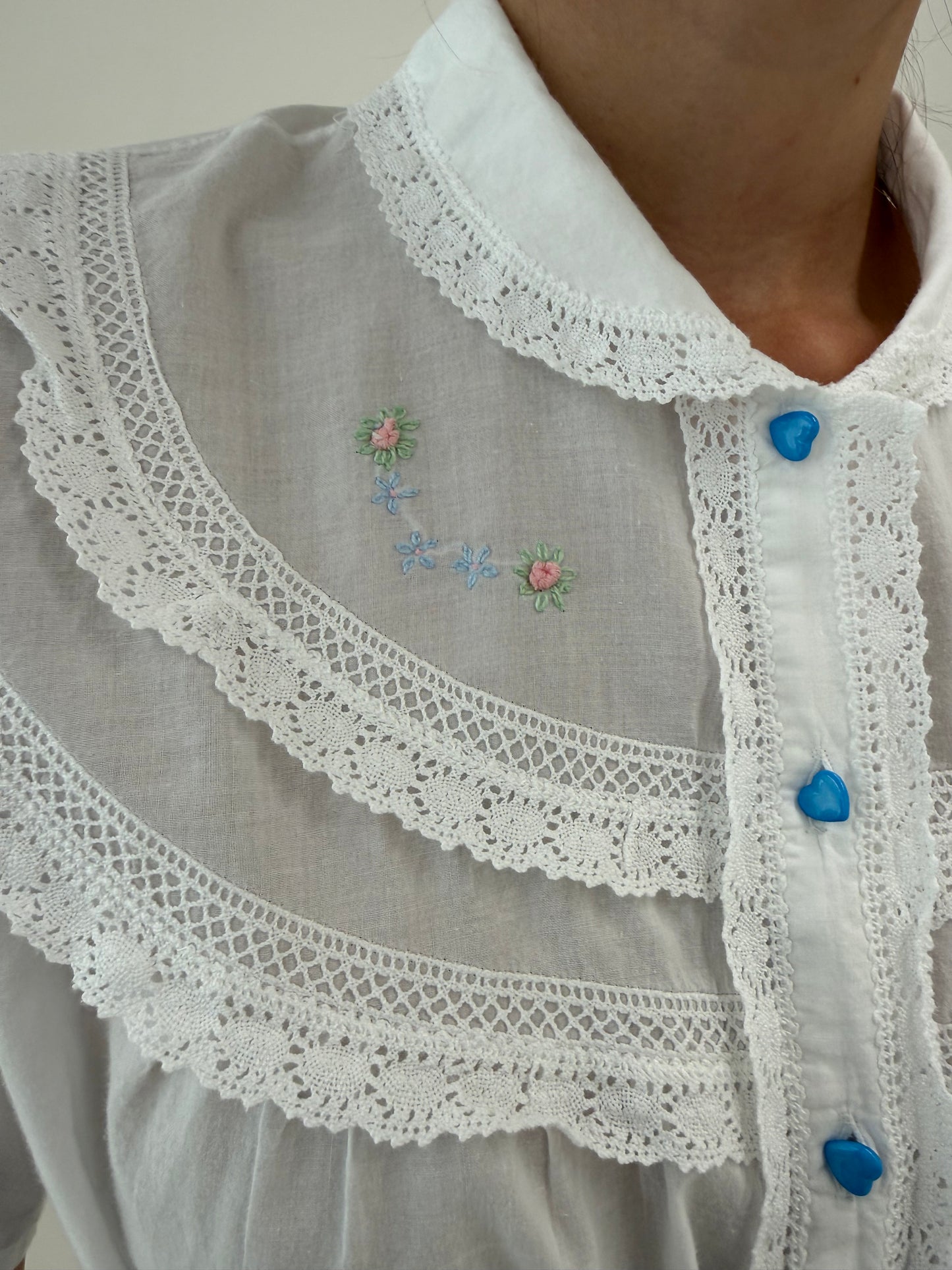 Rochie maxi cu broderie manuală delicată și cordon din panzica de bumbac
