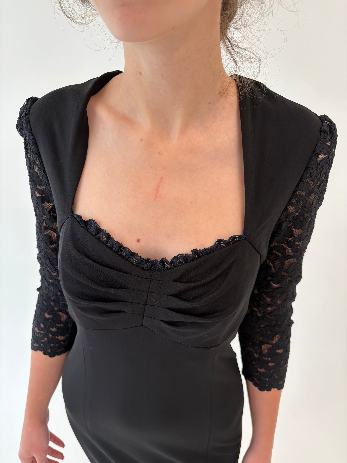 LBD luxury Madeleine cu decolteu inima și inserții de dantelă