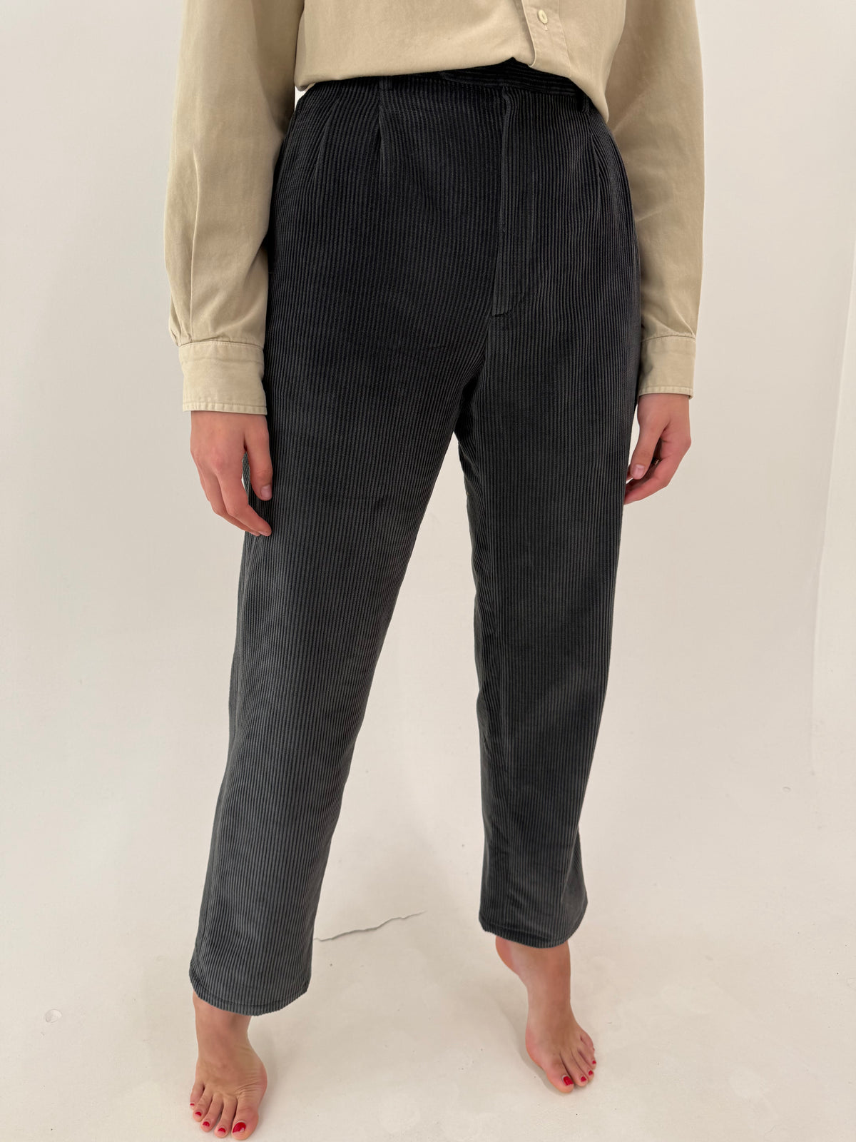 Pantaloni vintage din catifea raiata fin steel gray cu talie ultra înaltă și pense