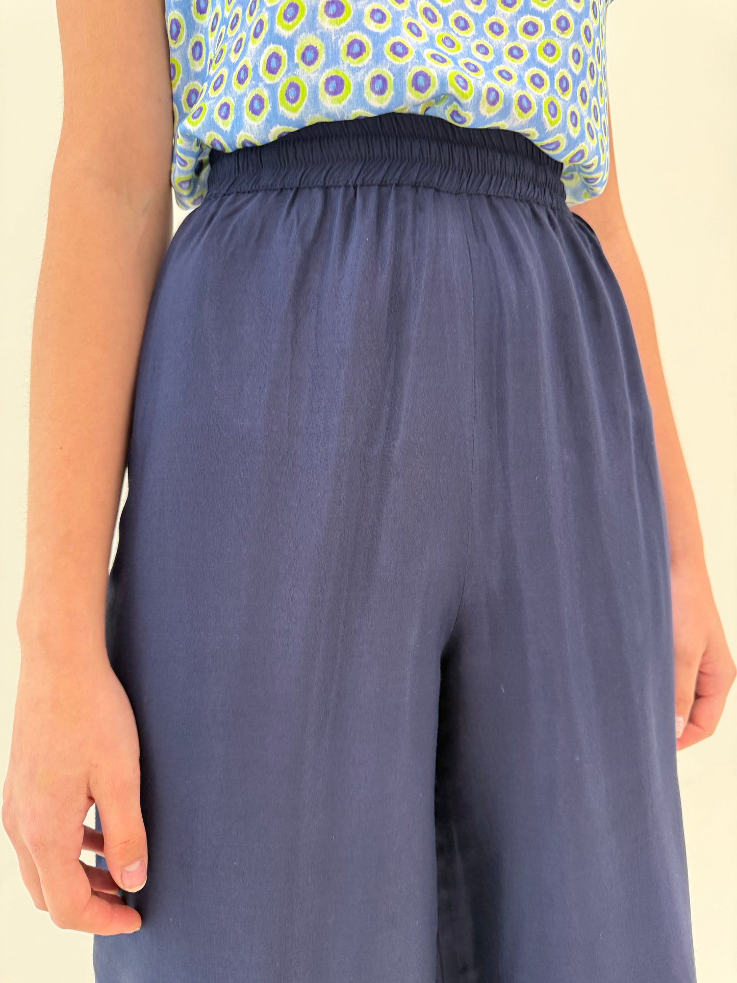 Pantaloni palazzo super vaporoși cu print auriu pudrat și talie elastică