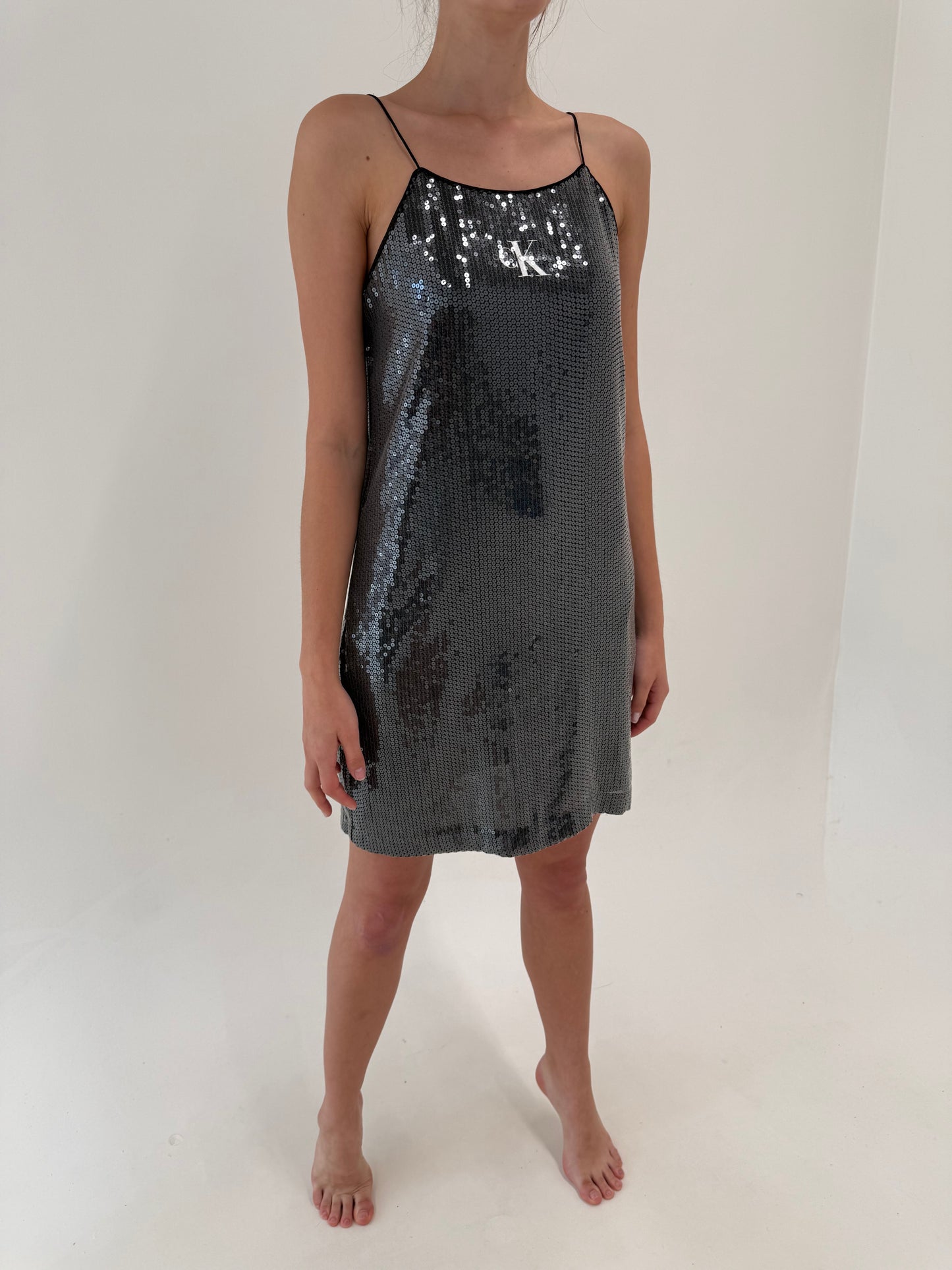 Slip dress Calvin Klein integral paietată super revenita in trend in croi minimalist