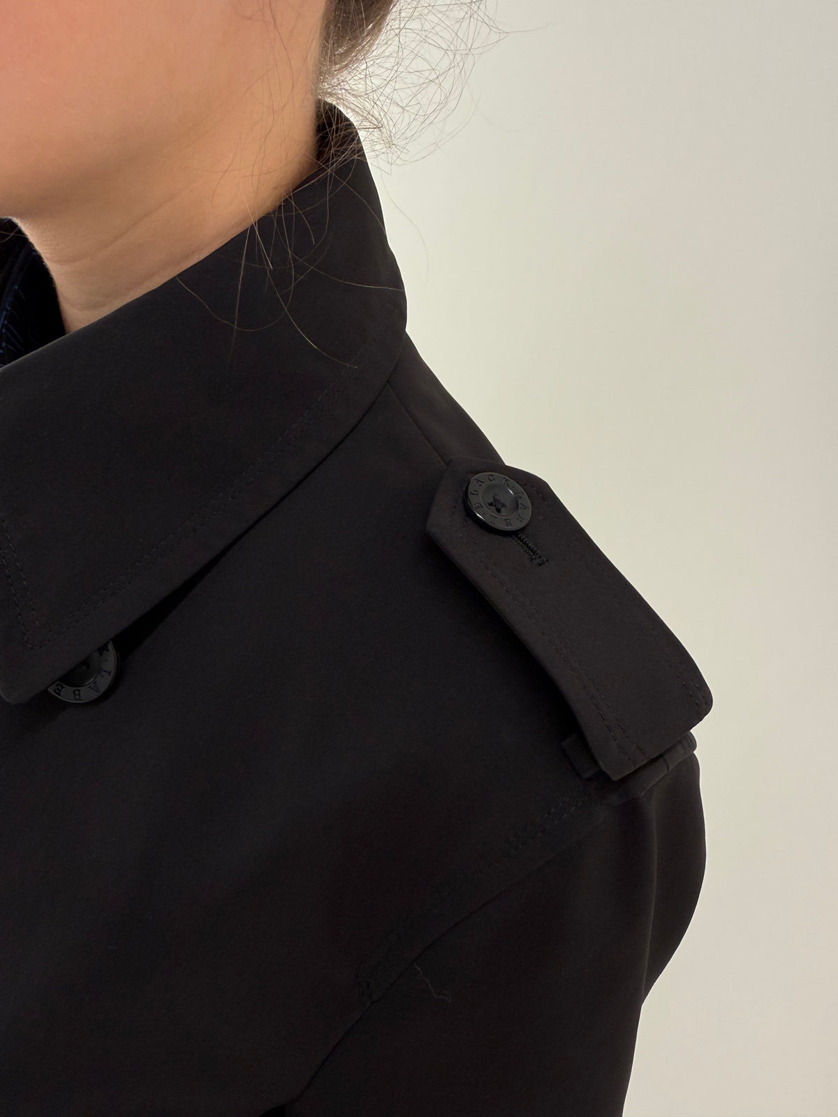 Trench Burberry negru din gabardină groasă texturată tall