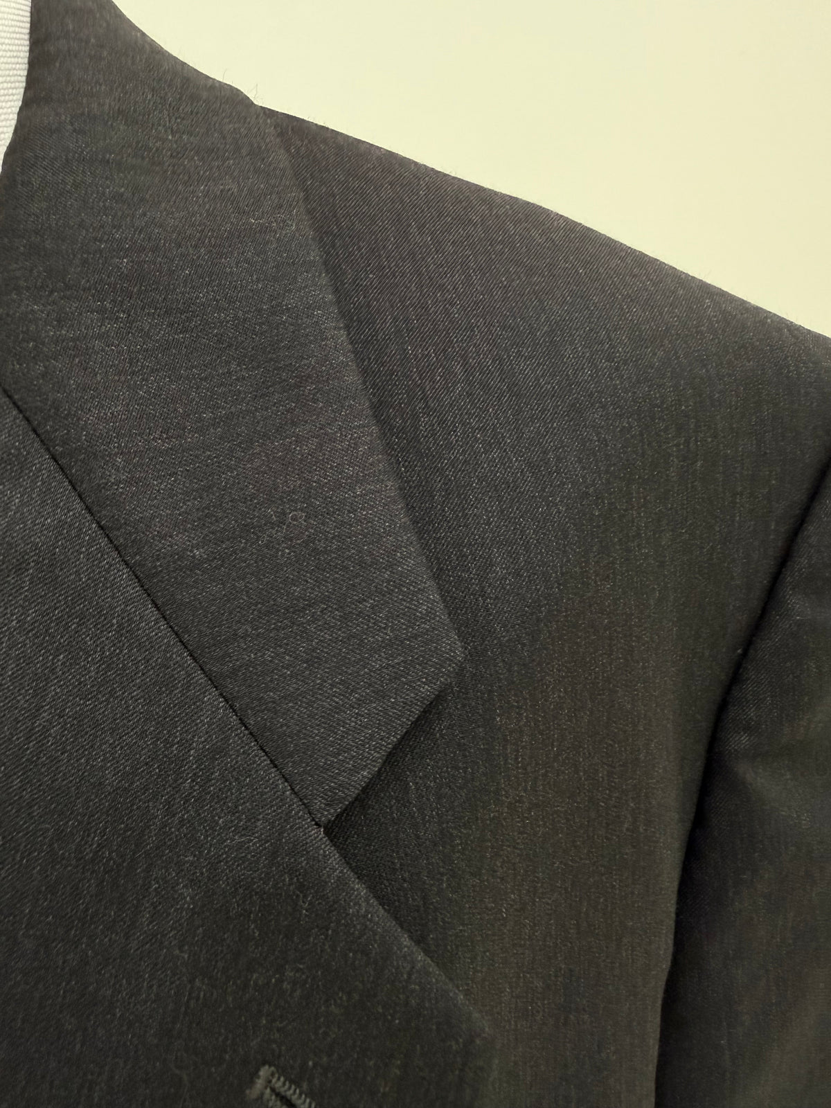 Sacou Loro Piana charcoal gray din lana extrafina în croi actual