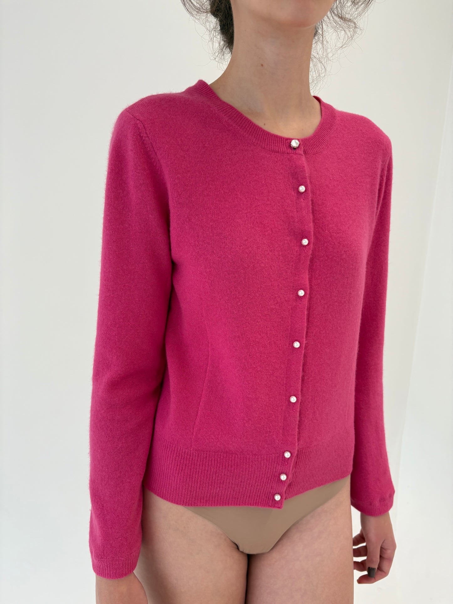 Cardigan Barbie pink din lana merino extrafina de gramaj mare cu nasturi perlă