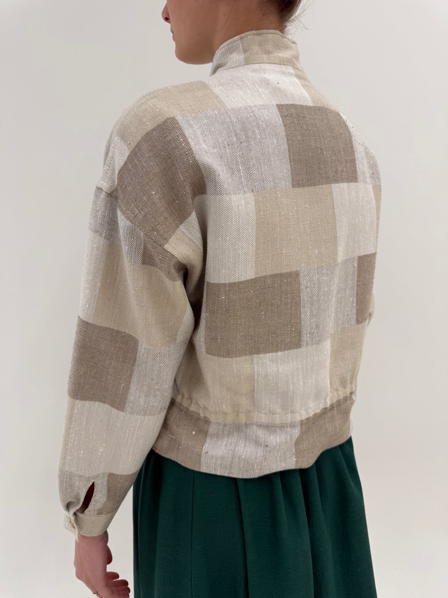 Jacheta vintage în croi retro modern din pânză de mătase naturală și in