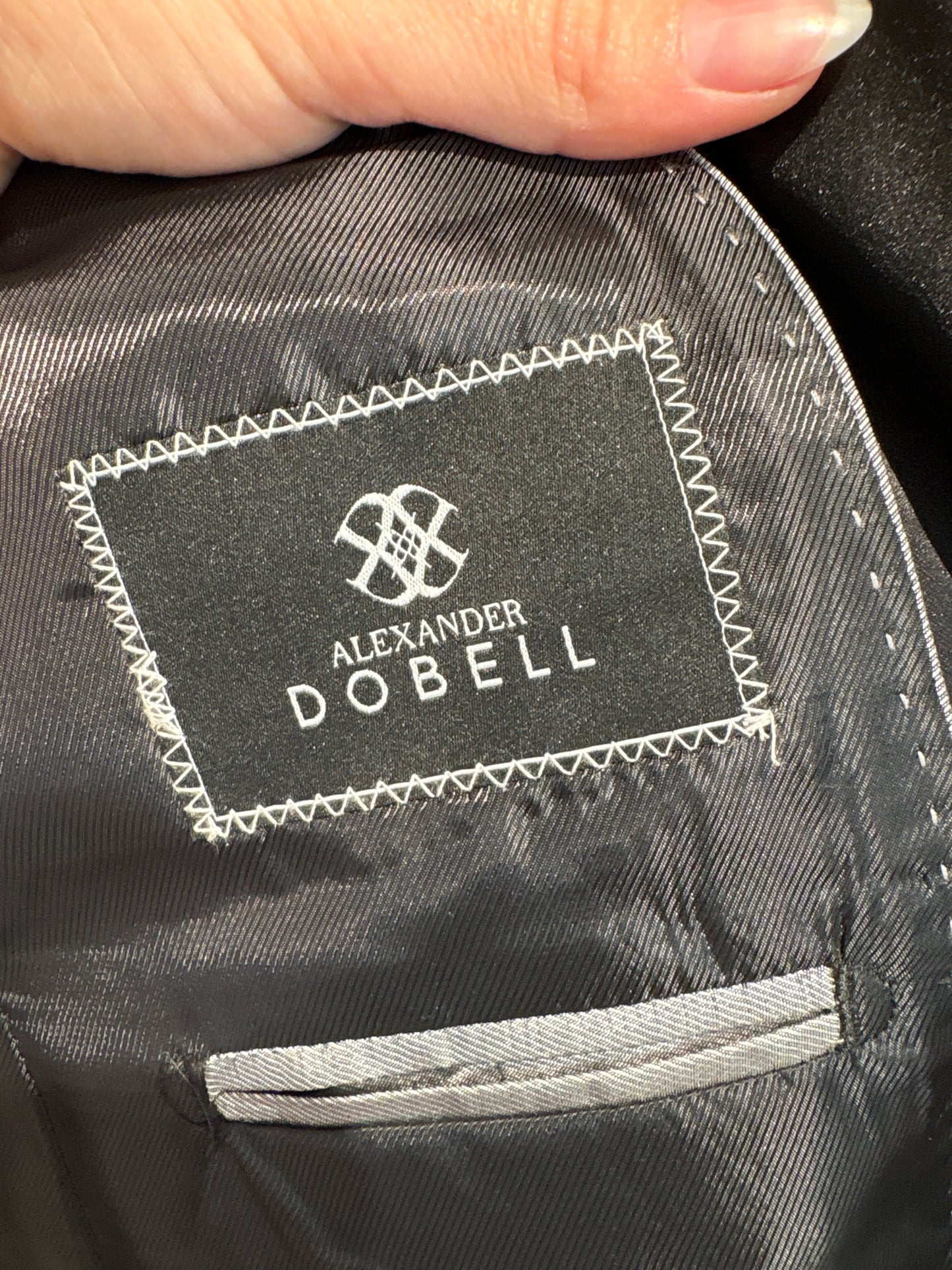 Smoking negru cu revere satinate din lana extrafina ușor lucioasă