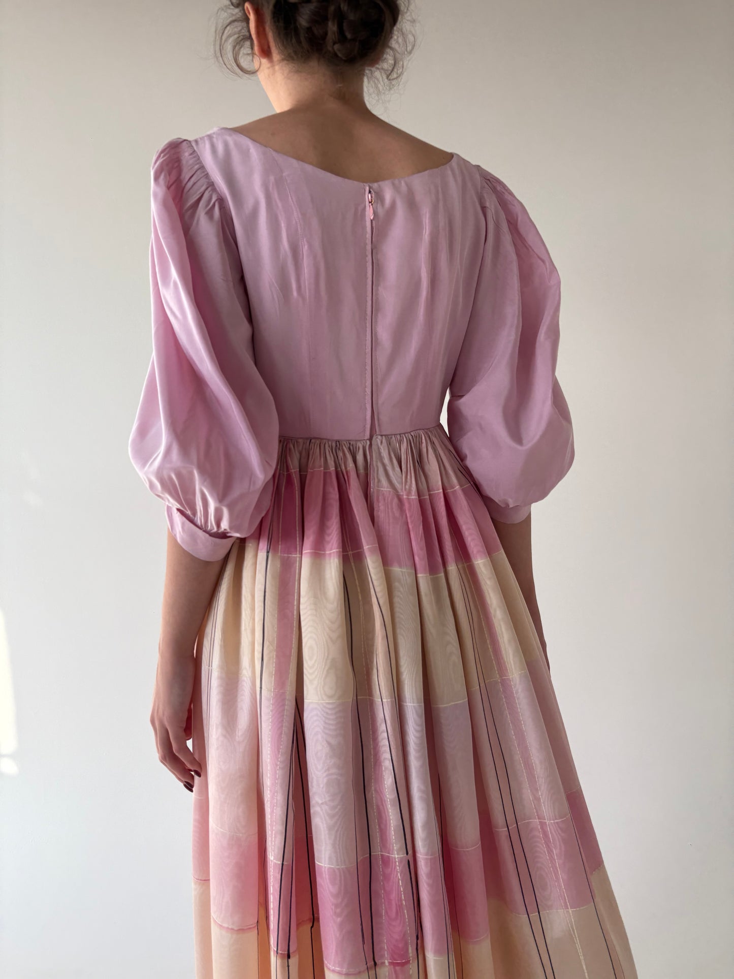 Rochie old vintage din anii 70 în culori pudrate cu corsaj din tafta