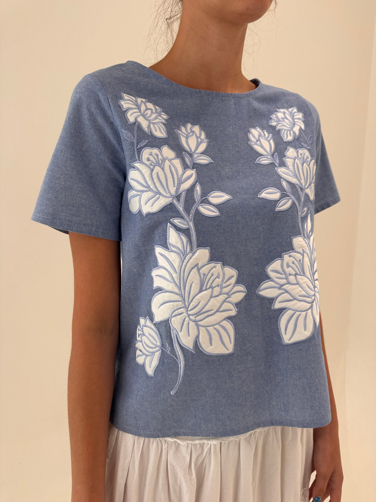 Top jeans blue din pânză în croi miniu cu aplicații florale și broderie