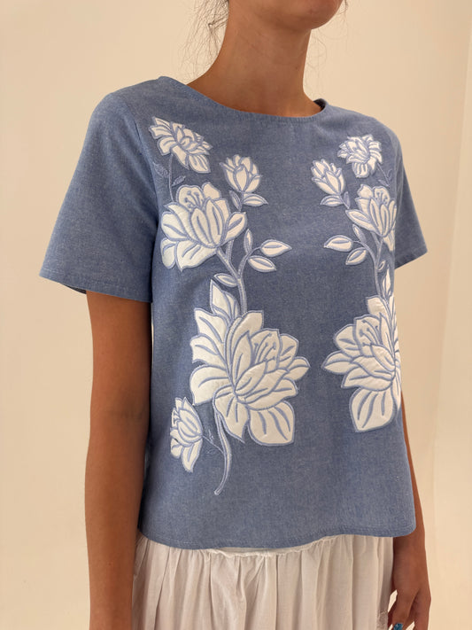 Top jeans blue din pânză în croi miniu cu aplicații florale și broderie