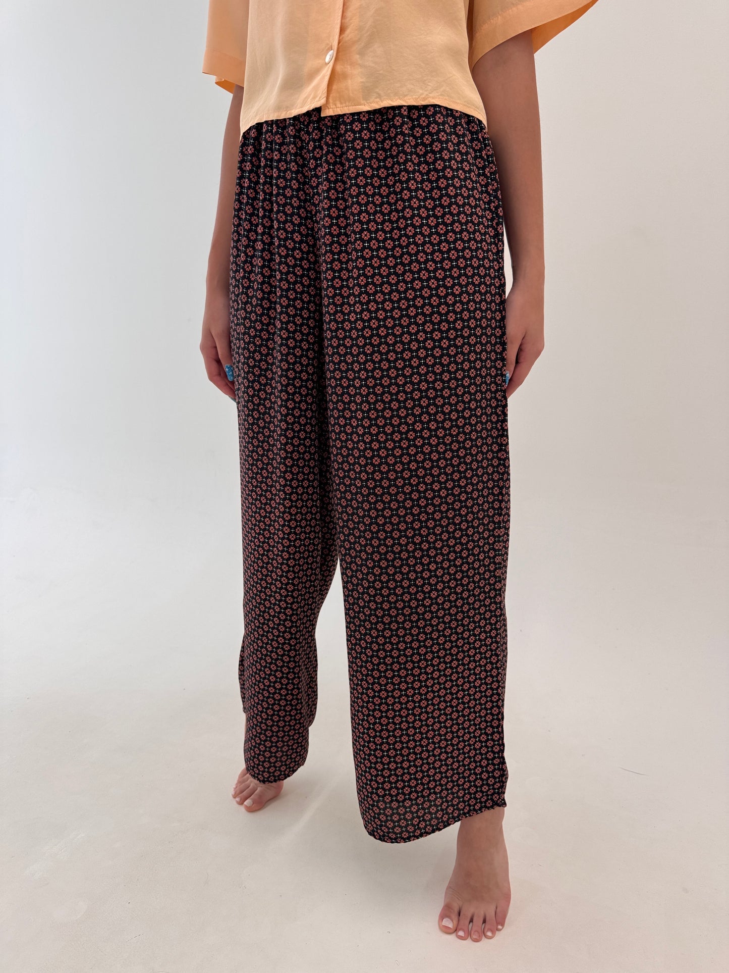 Pantaloni palazzo negri vaporoși cu print coral red și talie ultra înaltă elastică