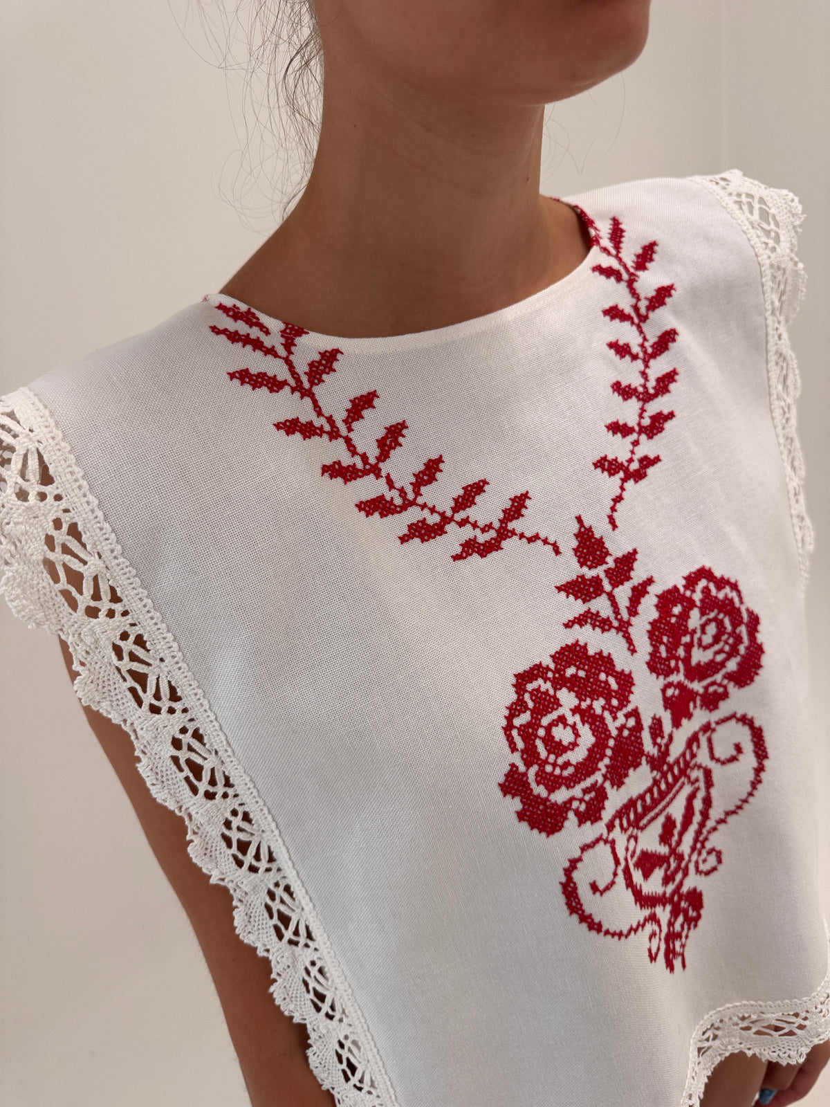 Set vintage din in excepțional cu broderie manuală și macrame