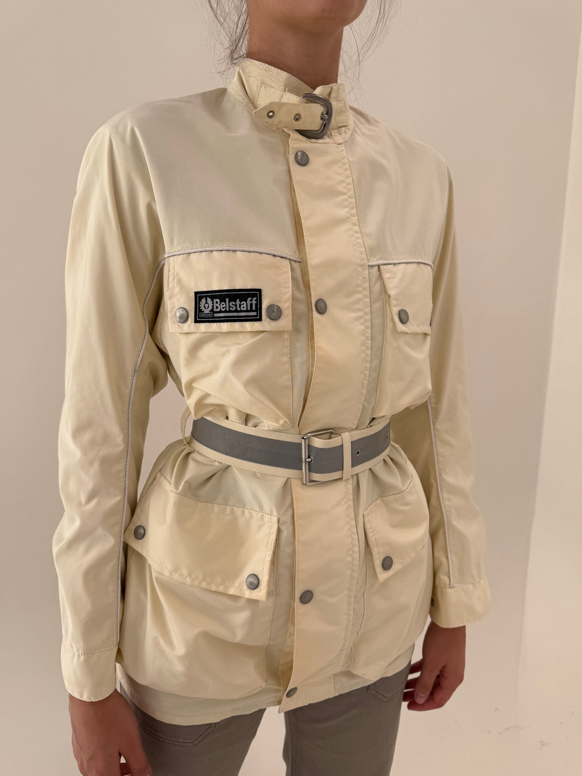 Geaca tehnică luxury Belstaff model Trialmaster cu talie marcată din gabardină impermeabilă