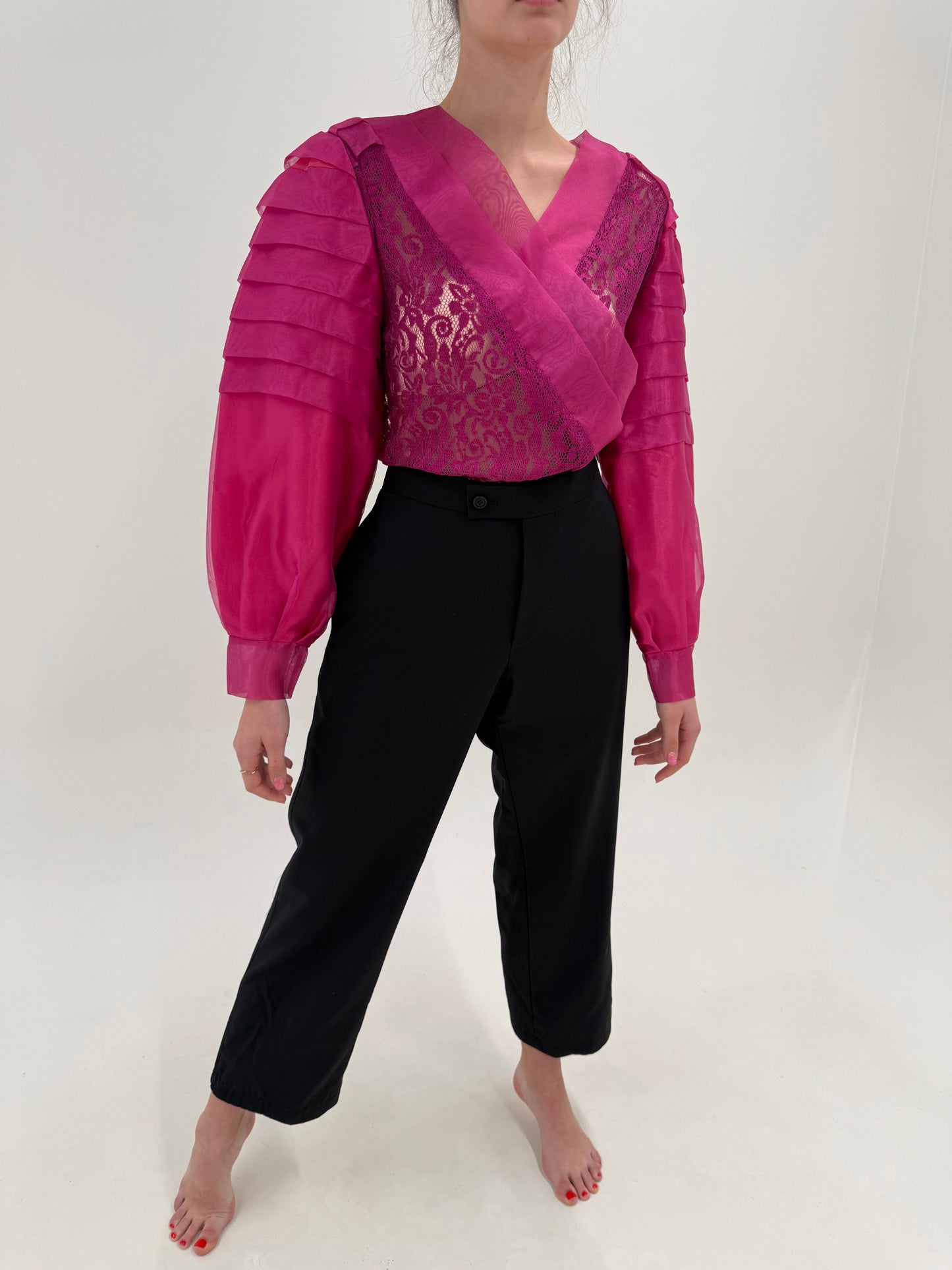 Pantaloni negri Hugo Boss cu vipușca satinata de la zi la seară