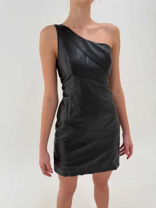 Rochie cambrata din piele naturală în croi asimetric cu talie marcată