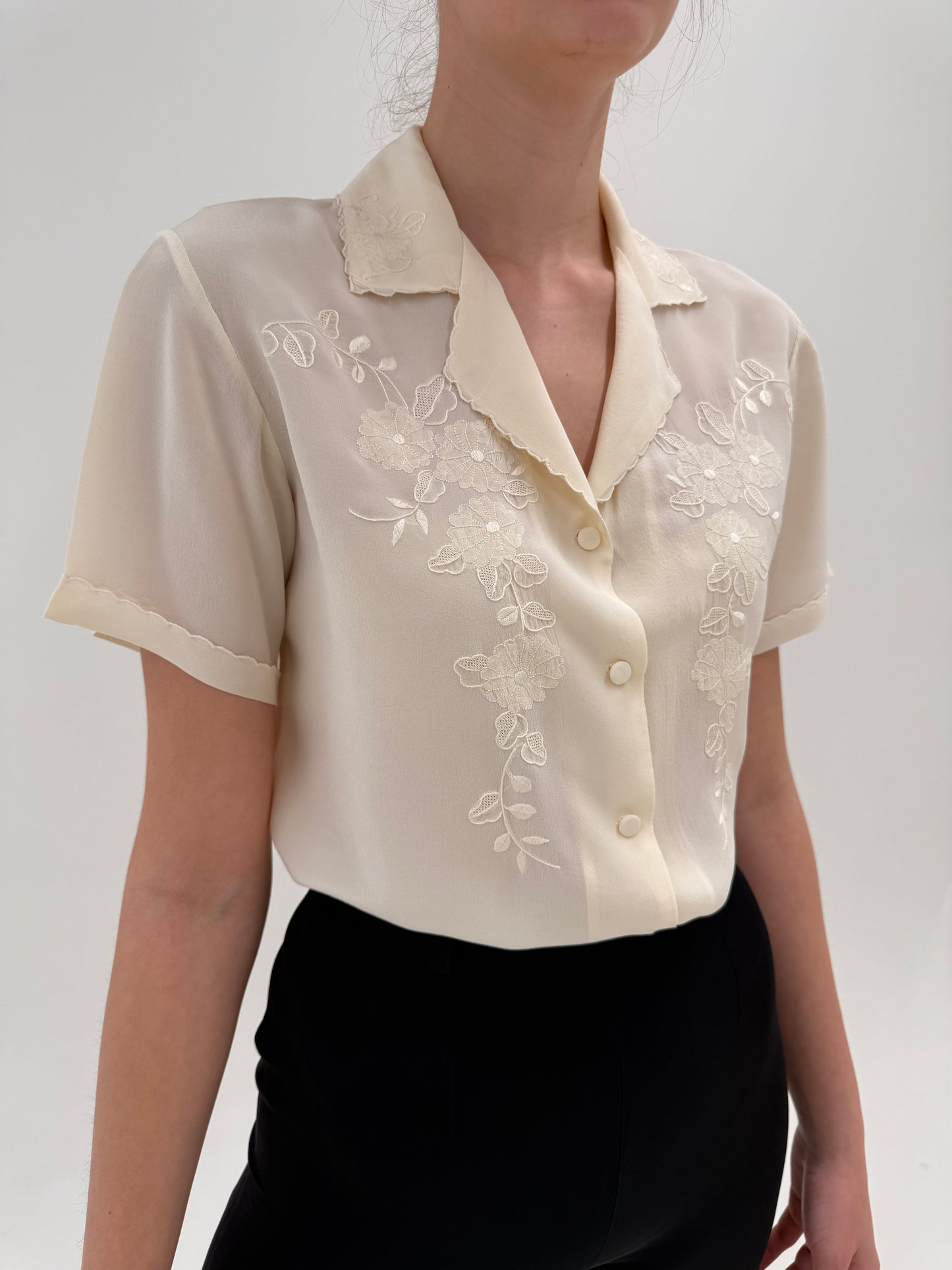 Cămașa din mătase naturală brodată manual excepțional