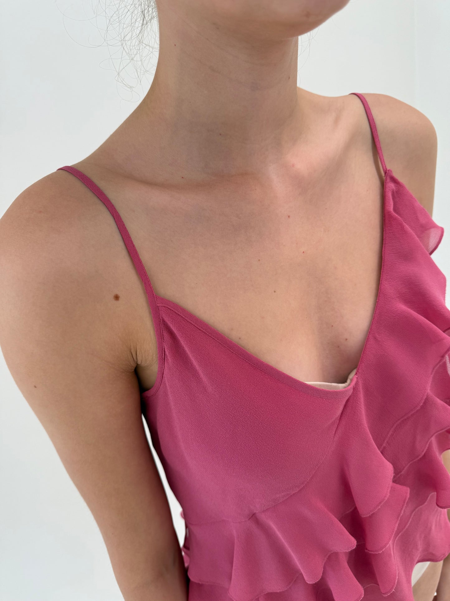 Top din mătase naturală dark pink cu volane în bie