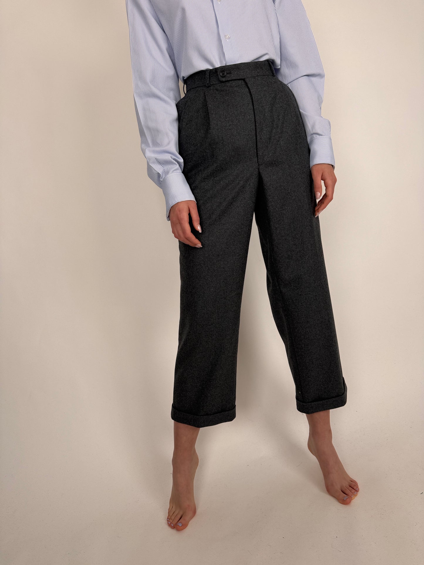 Pantaloni pebble gray din lana extrem de fină groasă cu pense