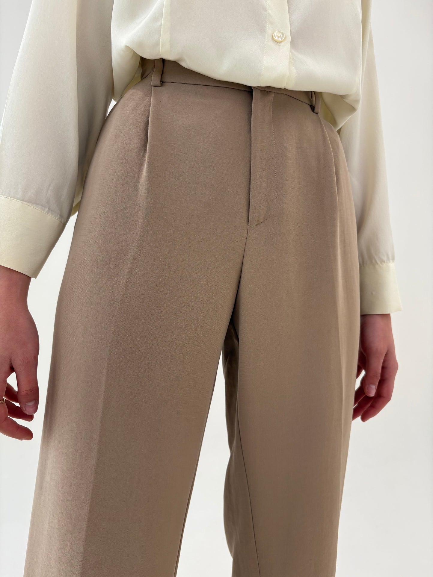 Pantaloni tall camel in croi deosebit drept cu talie geometrizata