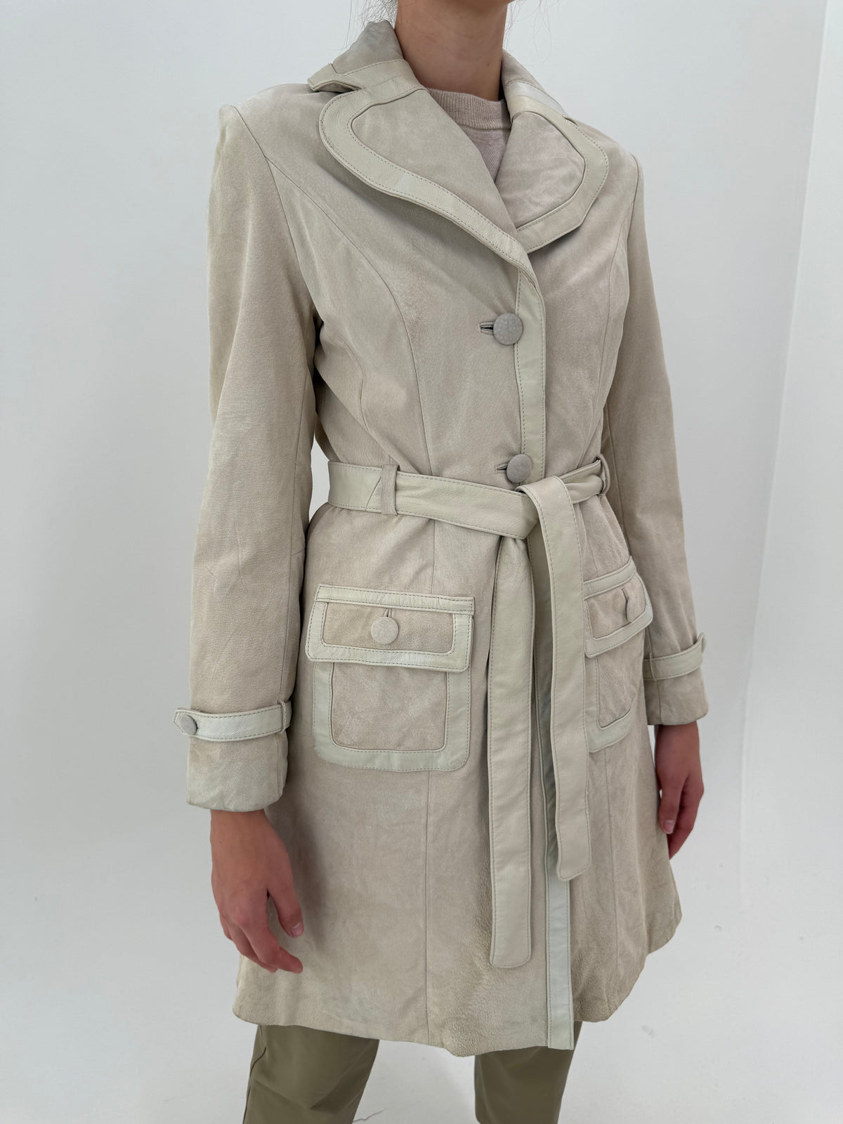 Trench off white din piele naturală întoarsă cu paspoal din piele naturală și cordon