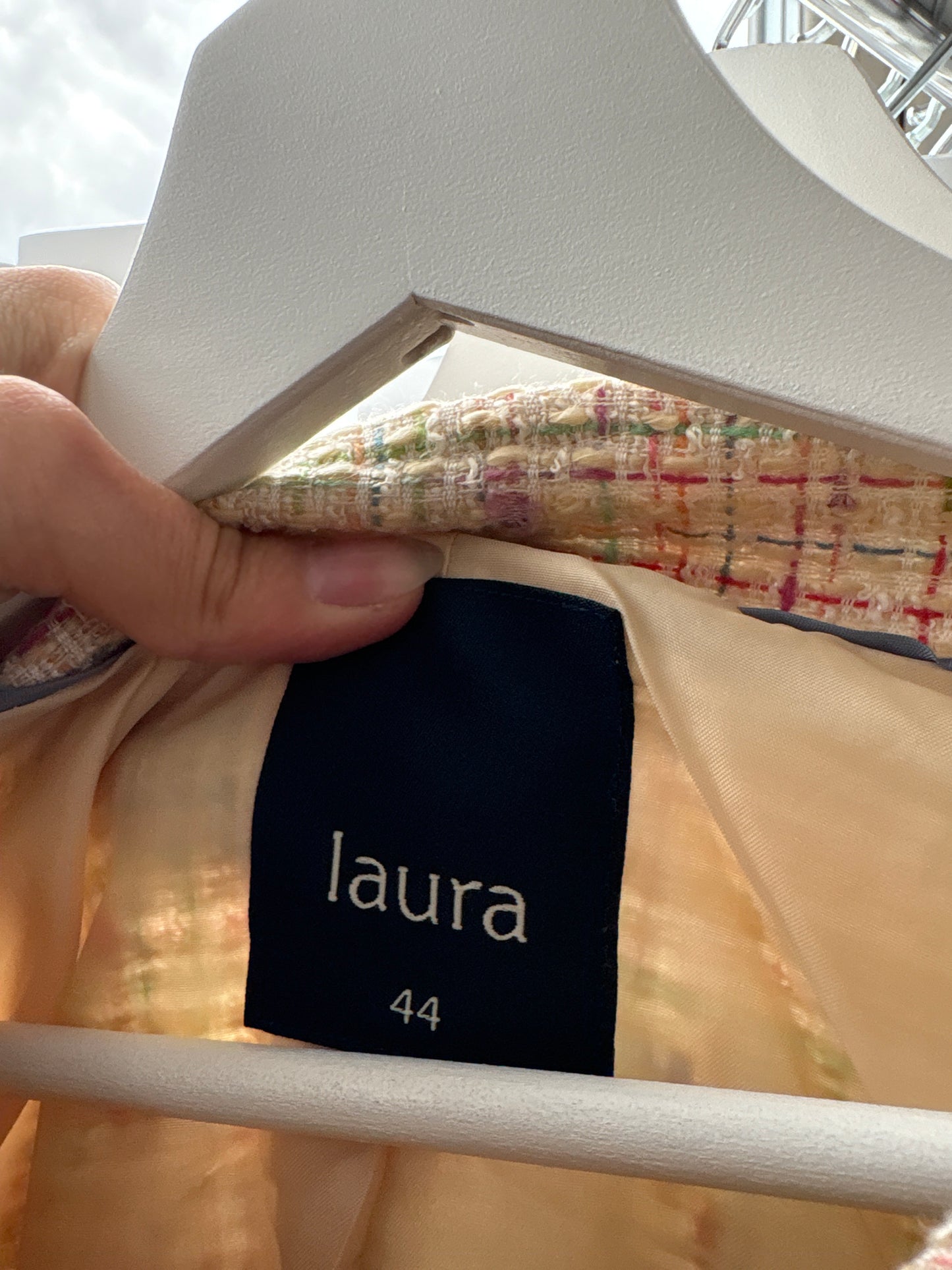 Sacou in stil Chanel din tweed butter white cu inserții curcubeu