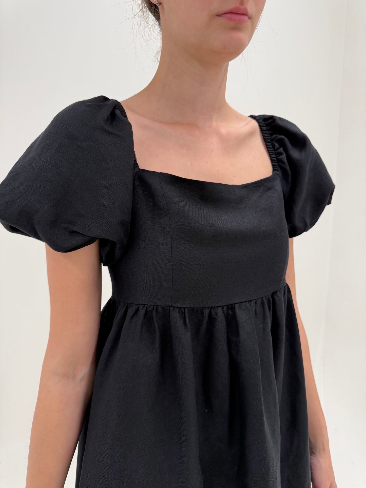Rochie neagră din in cu umeri bufanți în croi super vaporos și talie empire