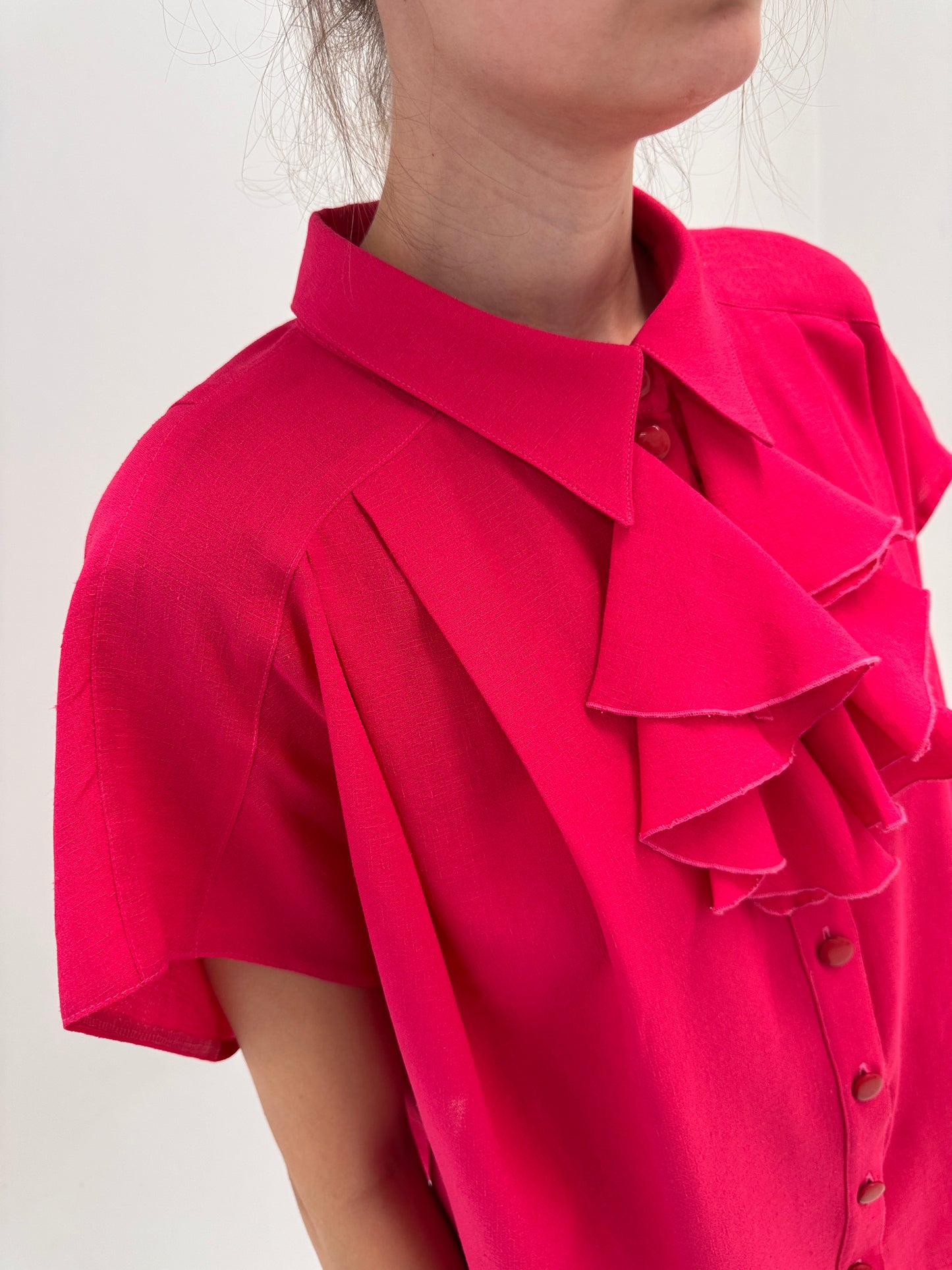 Cămașa vintage cu jabou electric pink din pânză în croi lejer amplu